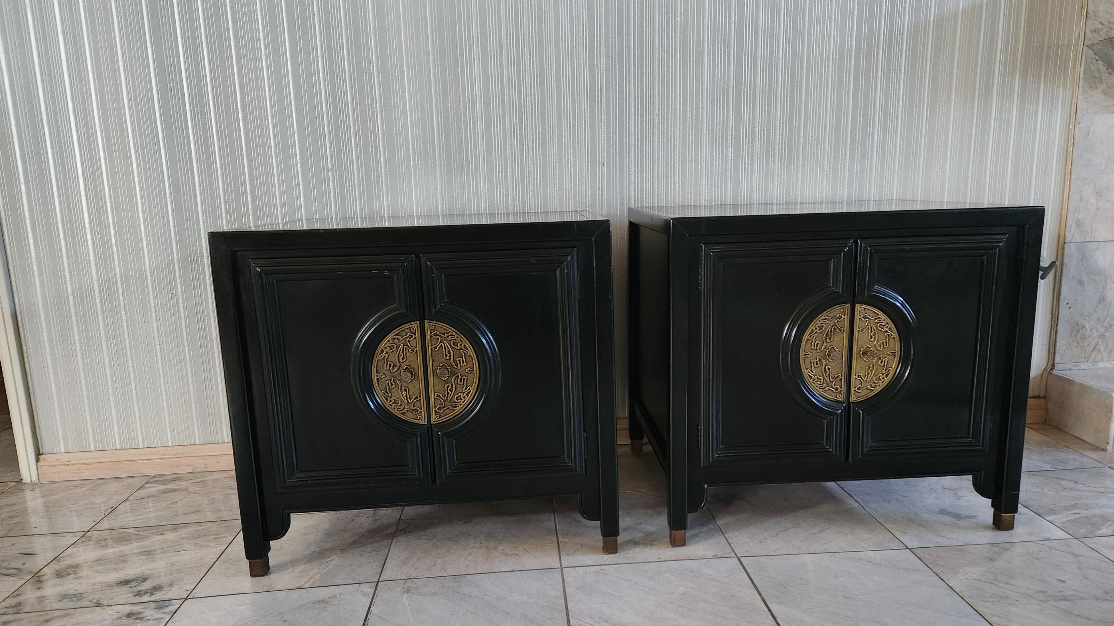 Tables de nuit Laque noire et laiton par Raymond K.K. Sobota
1950s Chin Hua Century Furniture of Distinction
Quincaillerie en laiton laqué ébonisé et pieds en laiton
Armoire ouverte avec étagère
25w x 20d x 23t
Etat d'origine non restauré.
Signes