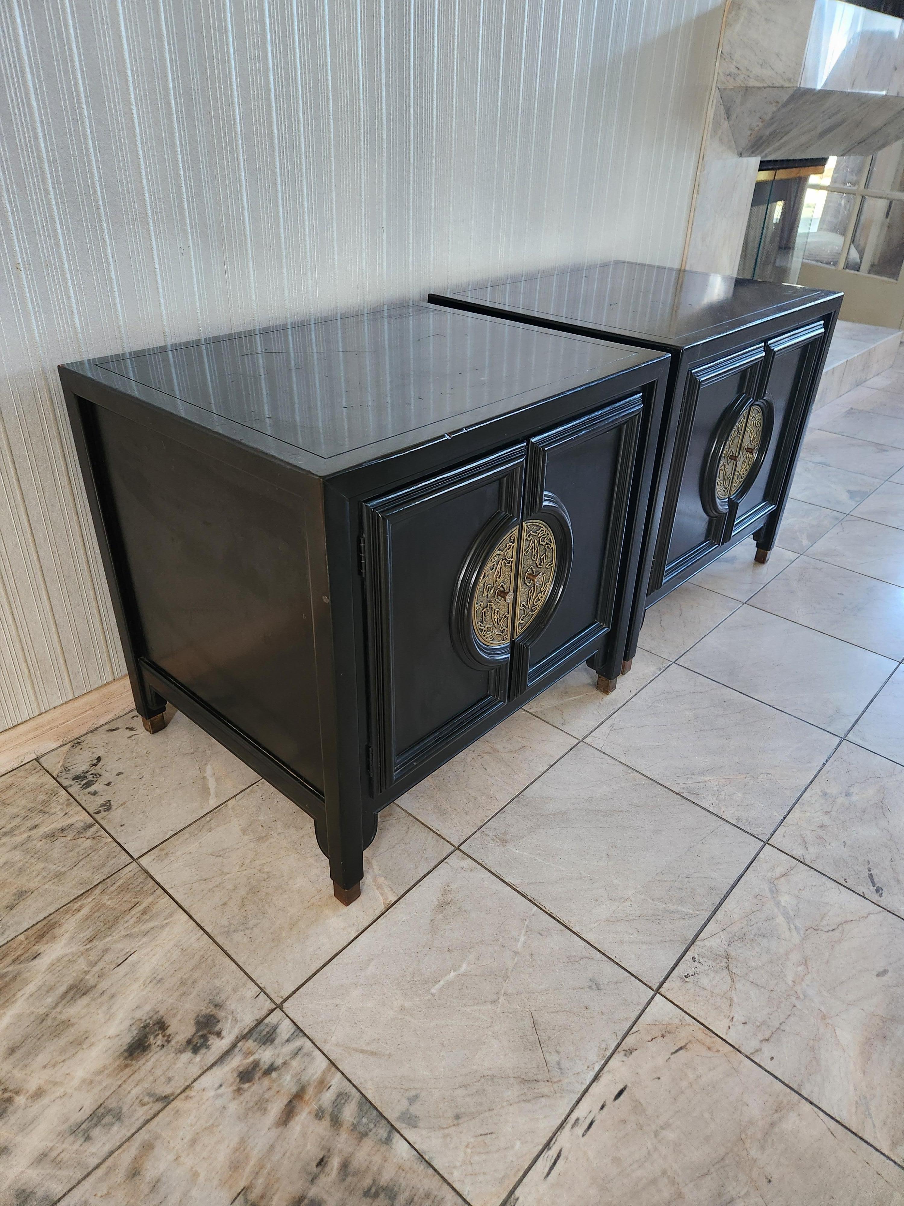 Laiton 1950s Chin Hua Century Raymond Sobota Tables de nuit Laque Ebonisée en vente