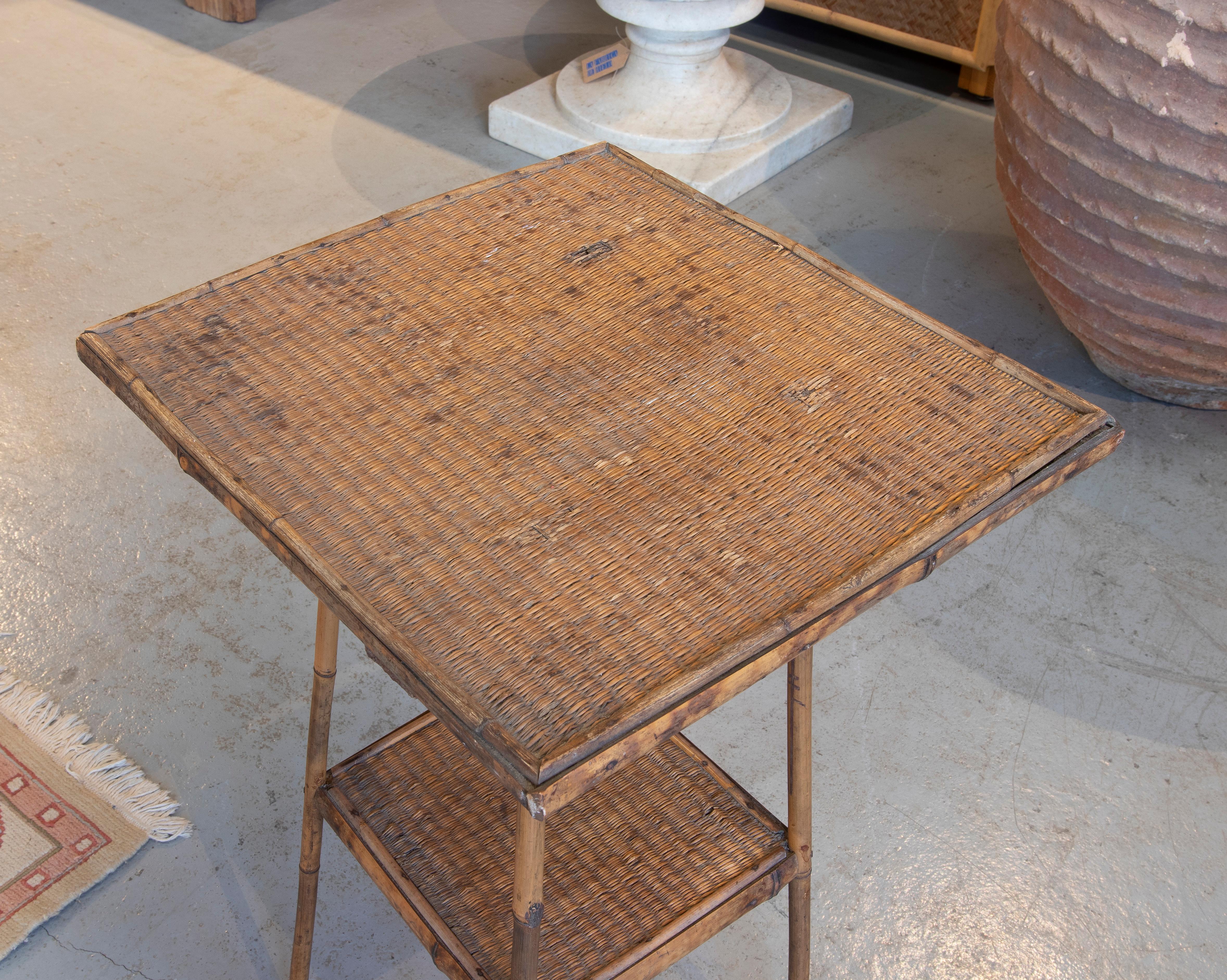 1950s Chinese Bamboo & Woven Wicker 1-Shelf Tall Side Table In Good Condition For Sale In Marbella, ES