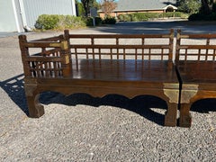 Divano lettino Luohan cinese intagliato degli anni '50 con cuscini e cuscini - una coppia