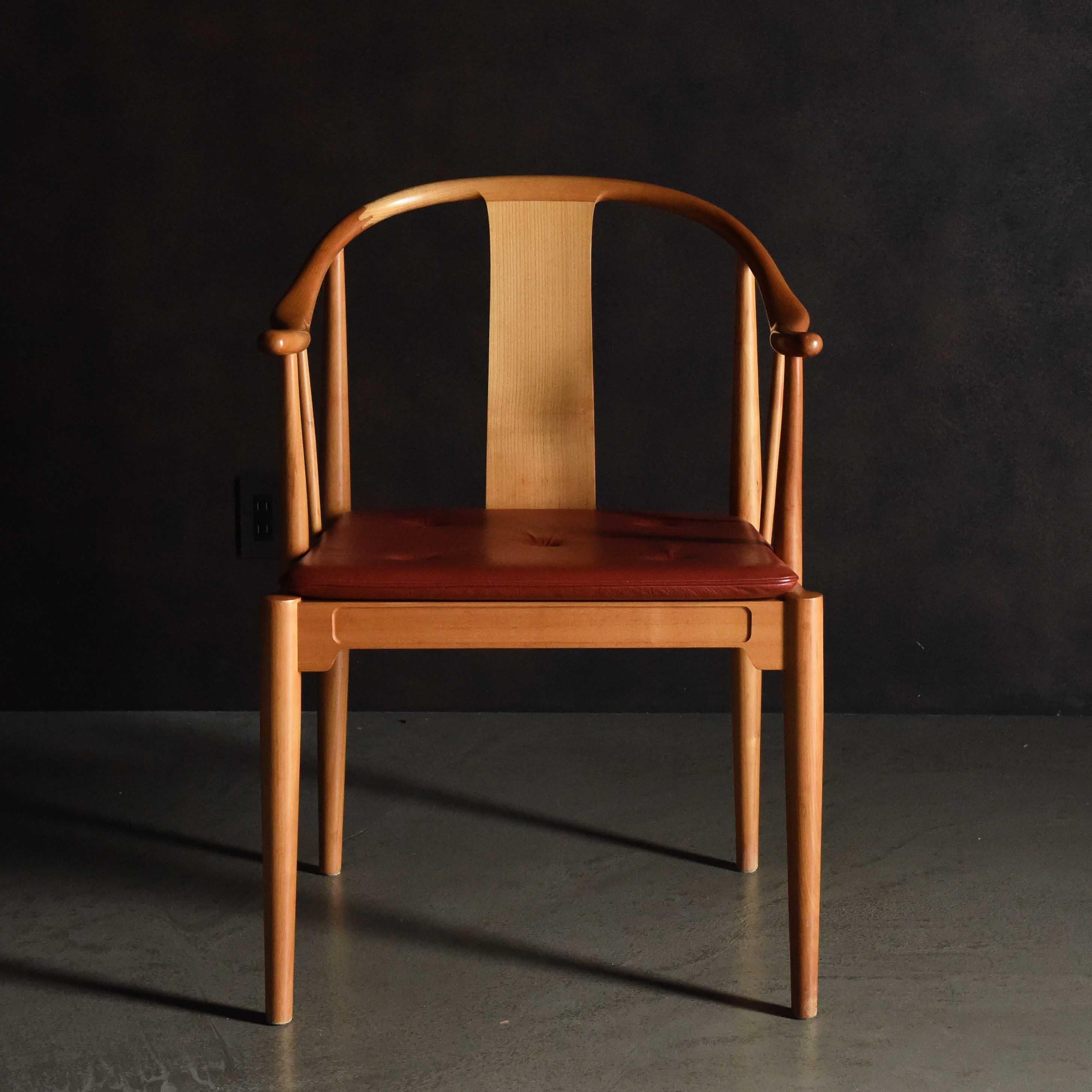 The China Chair is the only pure wooden chair in Fritz Hansen's collection. It was inspired by the design of the 