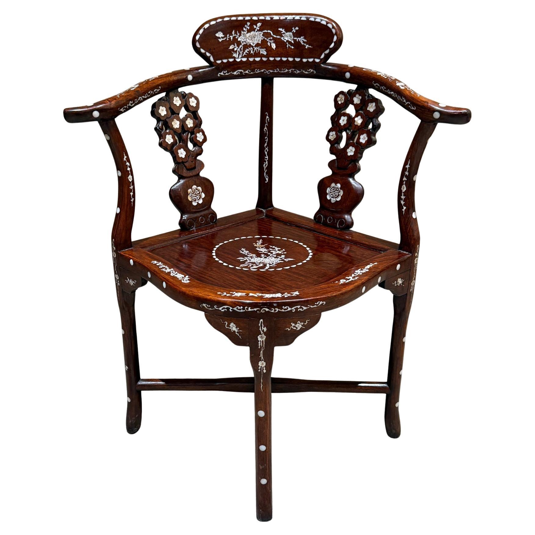 Chaise d'angle chinoise des années 1950 Incrustation de nacre en bois de rose