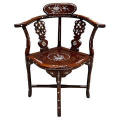 Chaise d'angle chinoise des années 1950 Incrustation de nacre en bois de rose