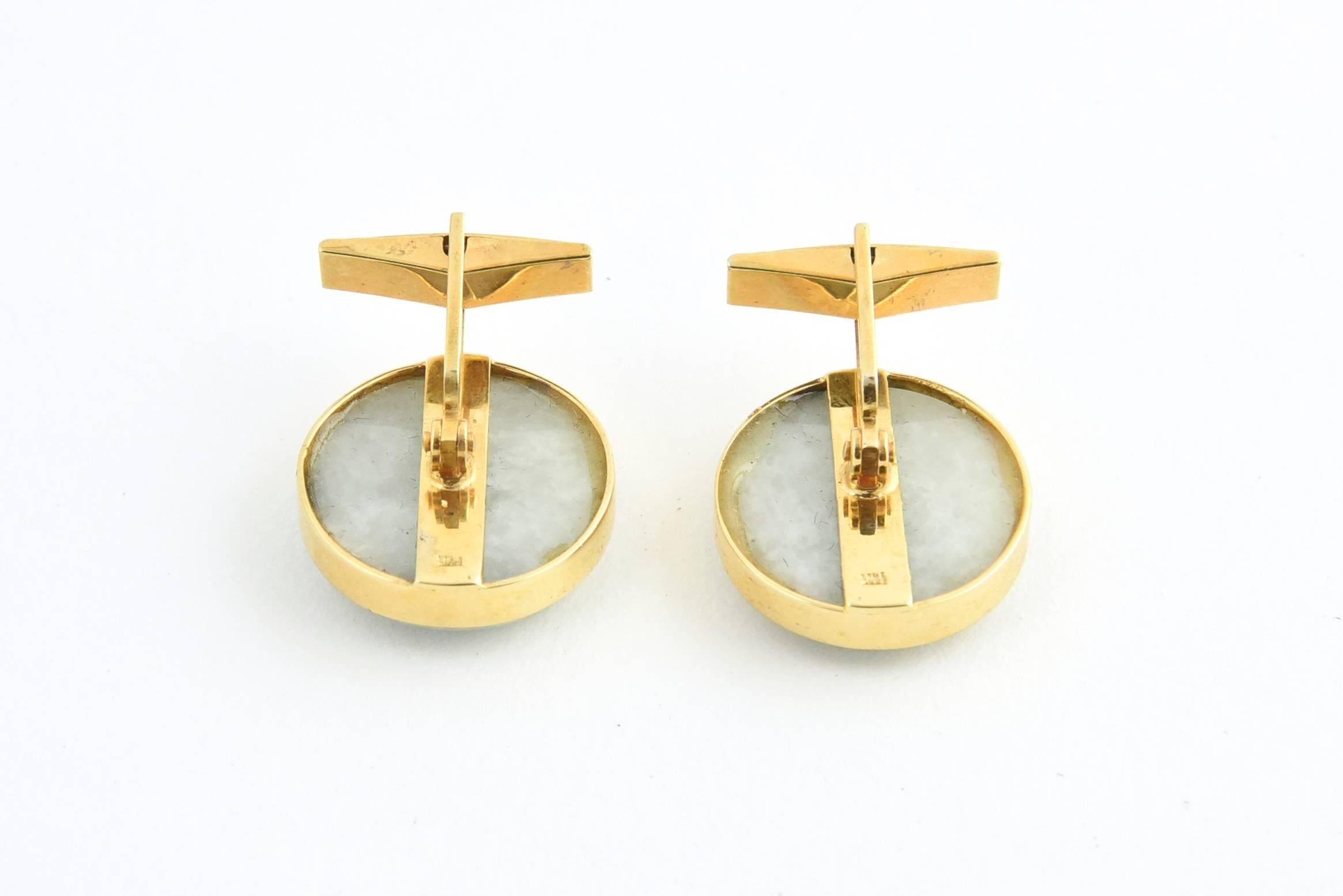 1950s Chinese Jade and Yellow Gold Cufflinks In Excellent Condition For Sale In Miami Beach, FL