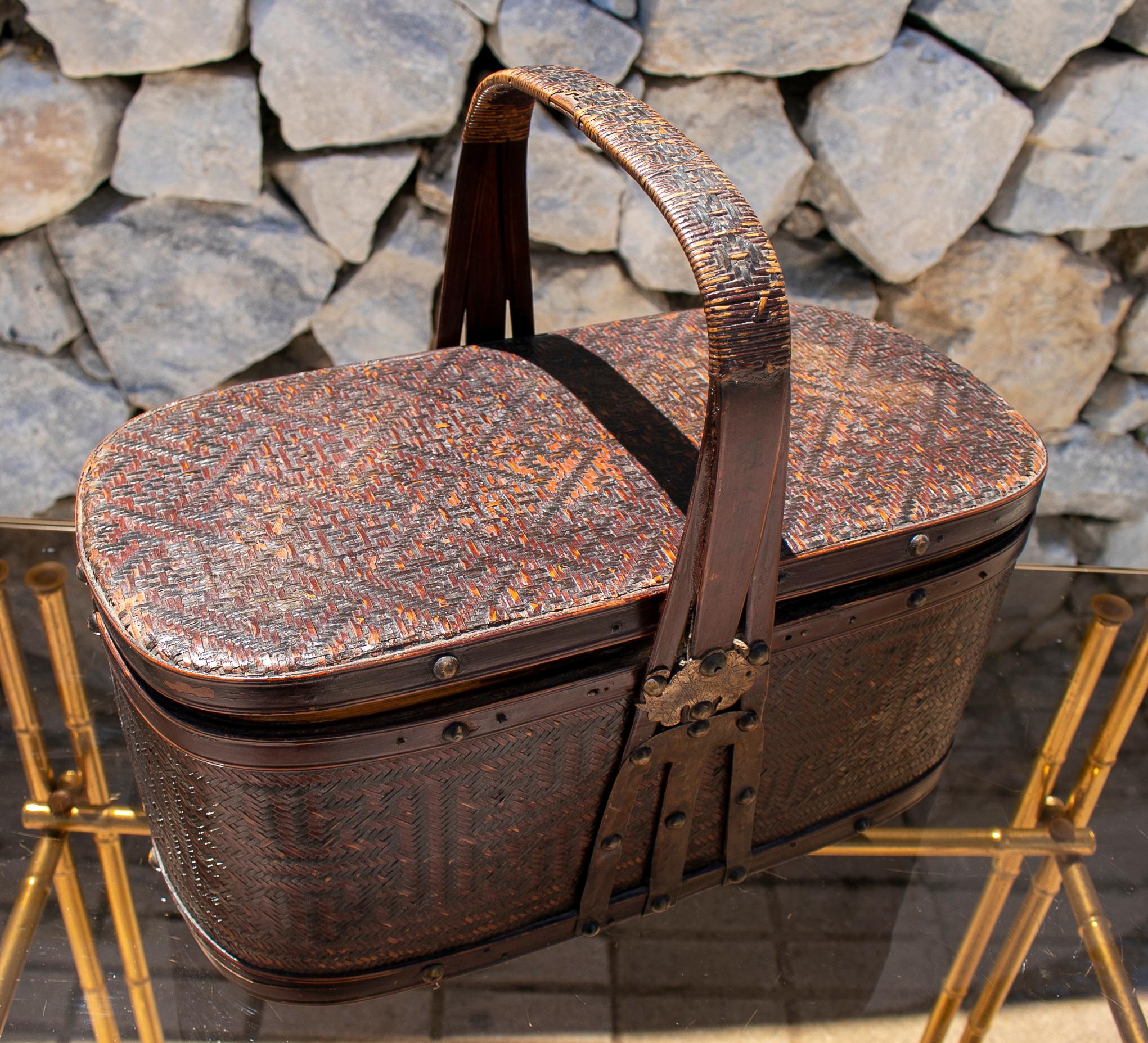 1950s Chinese Lace Wicker & Bamboo Food Basket In Good Condition For Sale In Marbella, ES