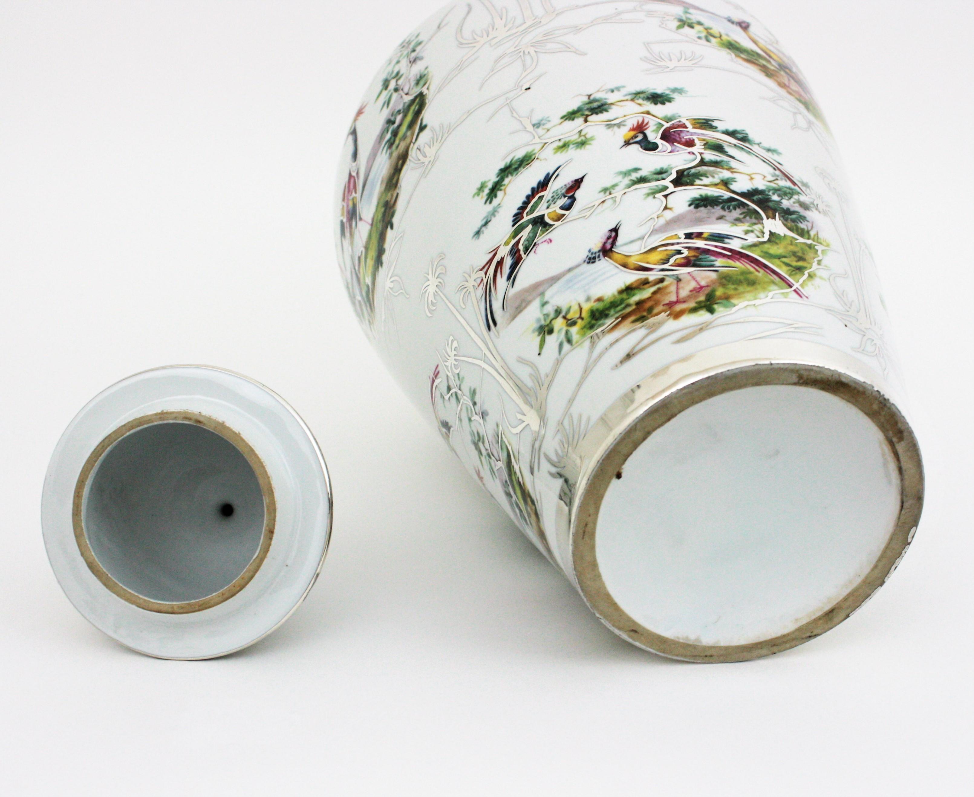 Jarrón con tapa de porcelana china, años 50 en venta 7