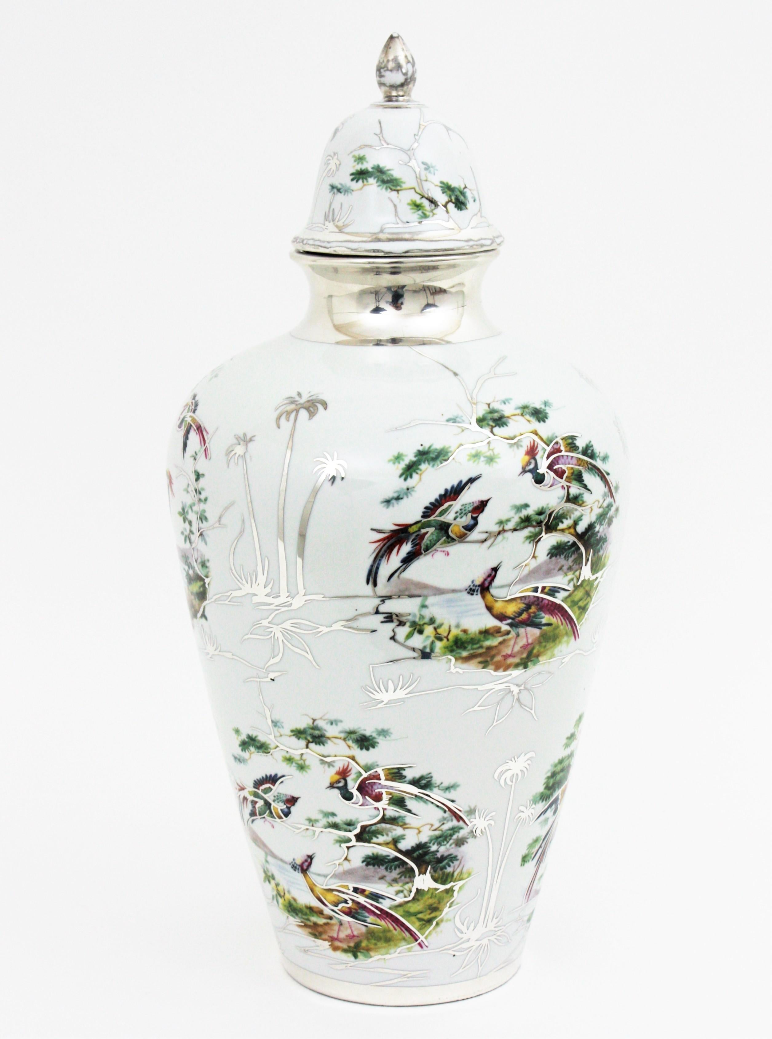 Chinese Porcelain Lidded Vase, 1950s In Good Condition For Sale In Barcelona, ES