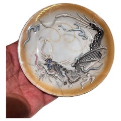 1950s Porcelaine Chinoise Assiette Dragon Chanceux Déformée