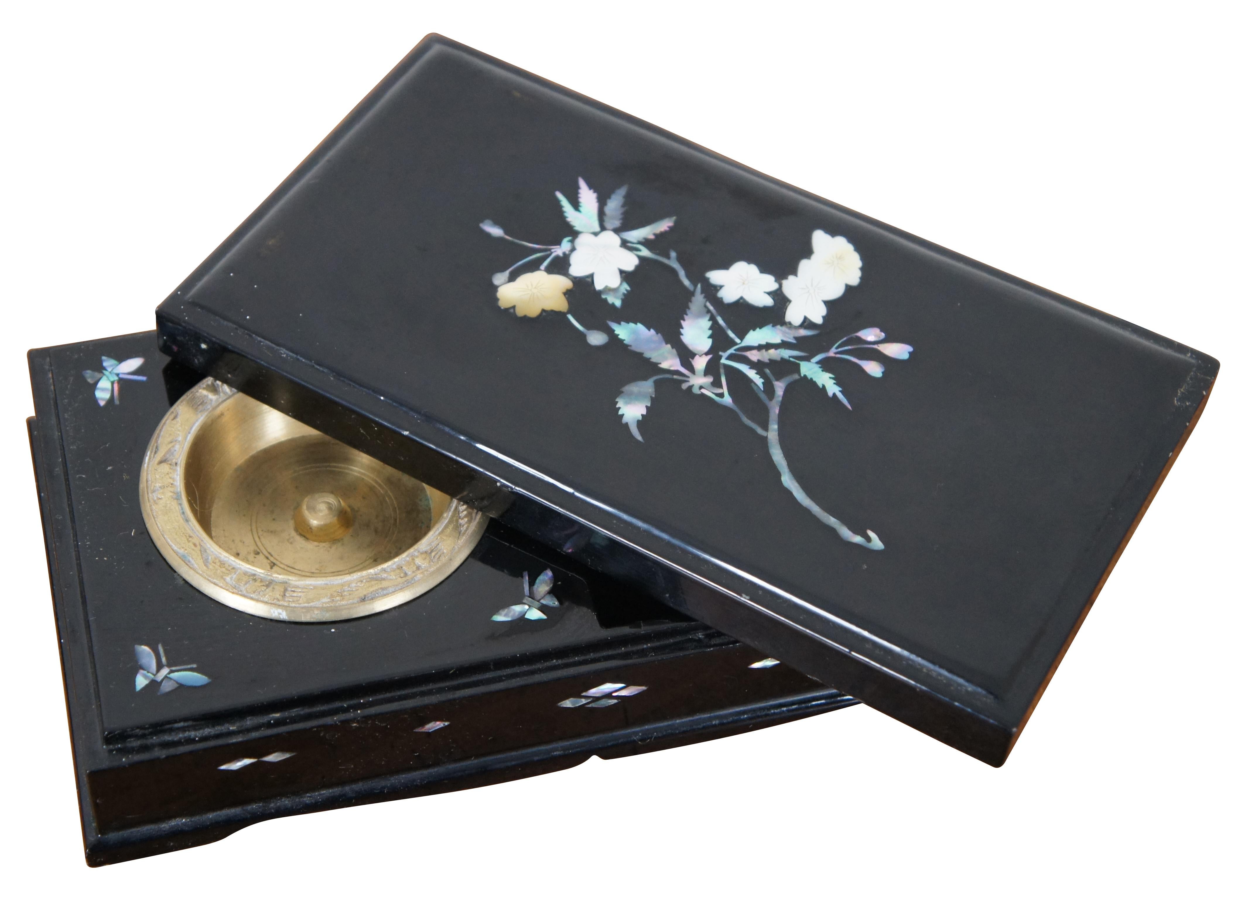 midcentury Japanese chinoiserie black lacquered cigarette box decorated with mother of pearl flowers and butterflies, opening to reveal compartment for cigarettes / tobacco and a brass ashtray, circa 1950s. Measure: 9