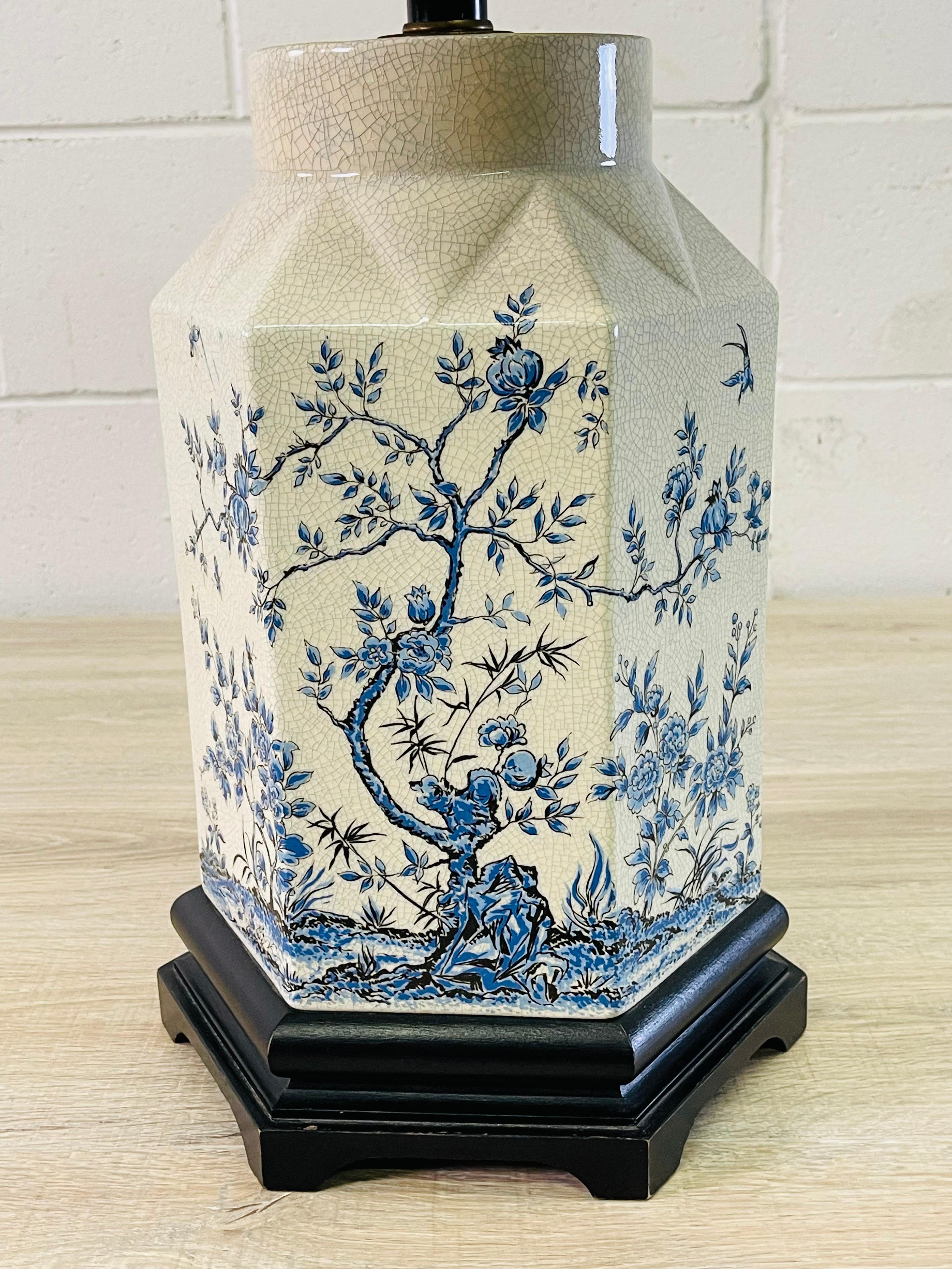 Mid-Century moderno Lampada da tavolo in ceramica a crepe bianche e blu Chinoiserie degli anni '50 in vendita
