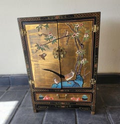 1950s Chinoiserie Hand Painted Elegant Gold Leaf Chinese Cabinet