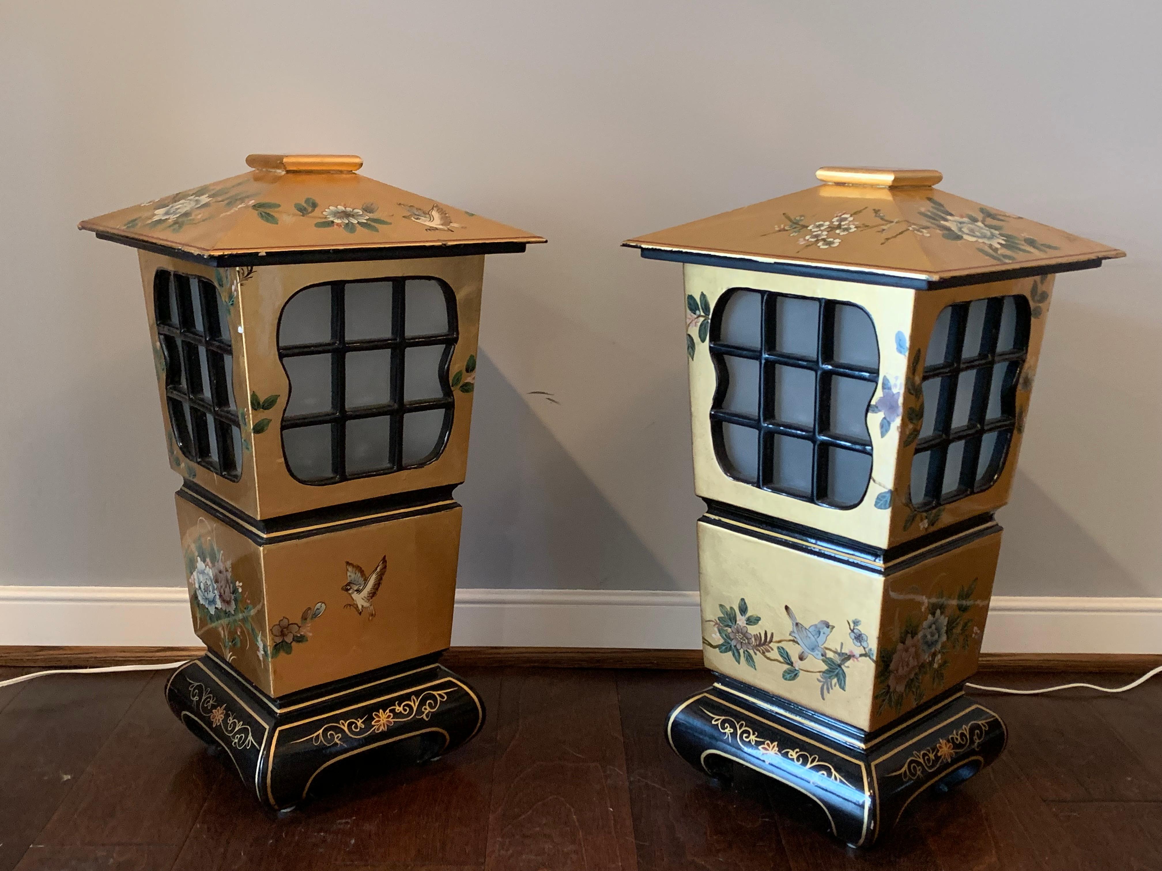 1950s Chinoiserie Large Black and Gold Lacquered Lantern Lamps, Pair 4