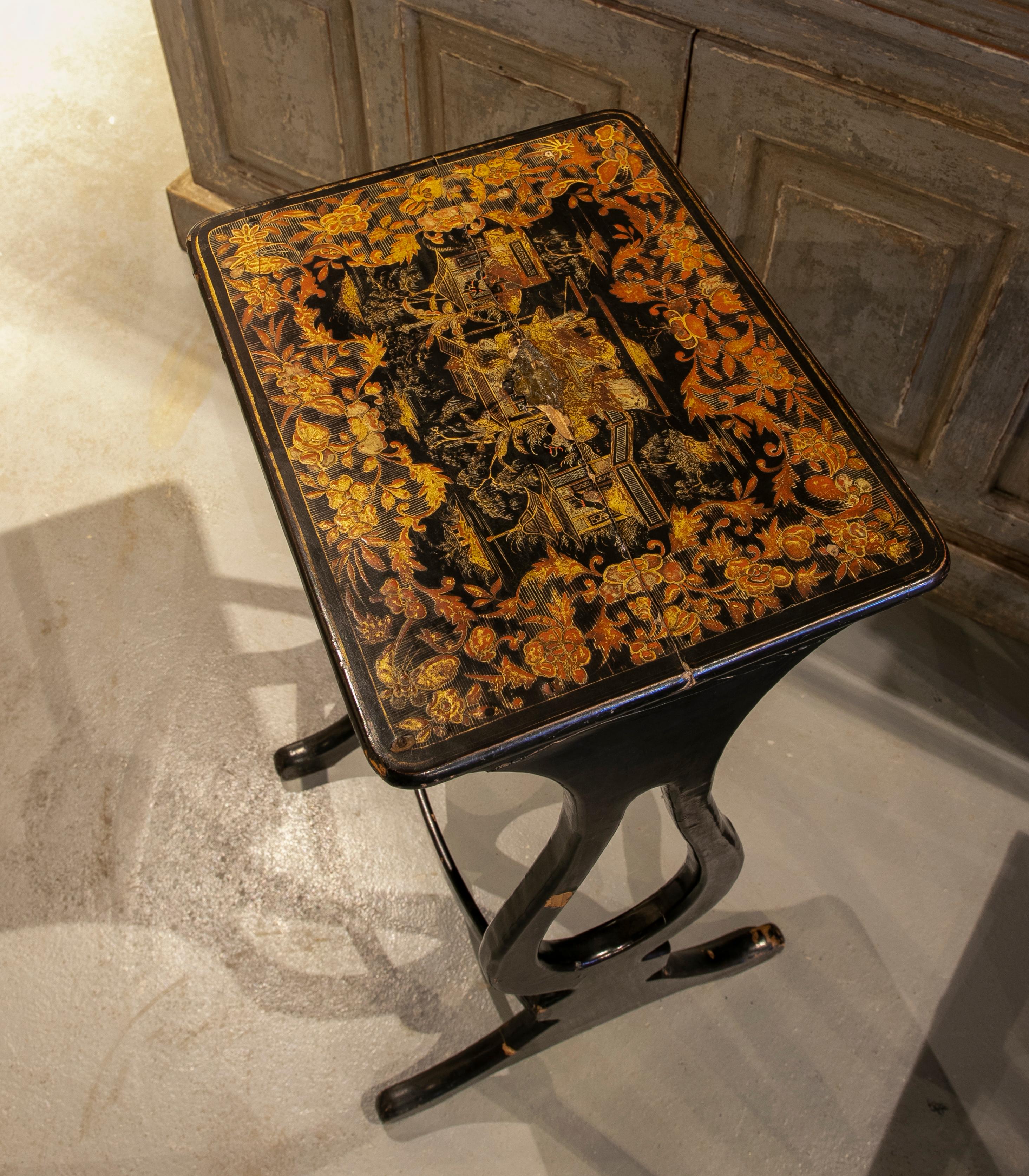 1950s Chinoiserie Style Lacquered Wooden Sidetable For Sale 6