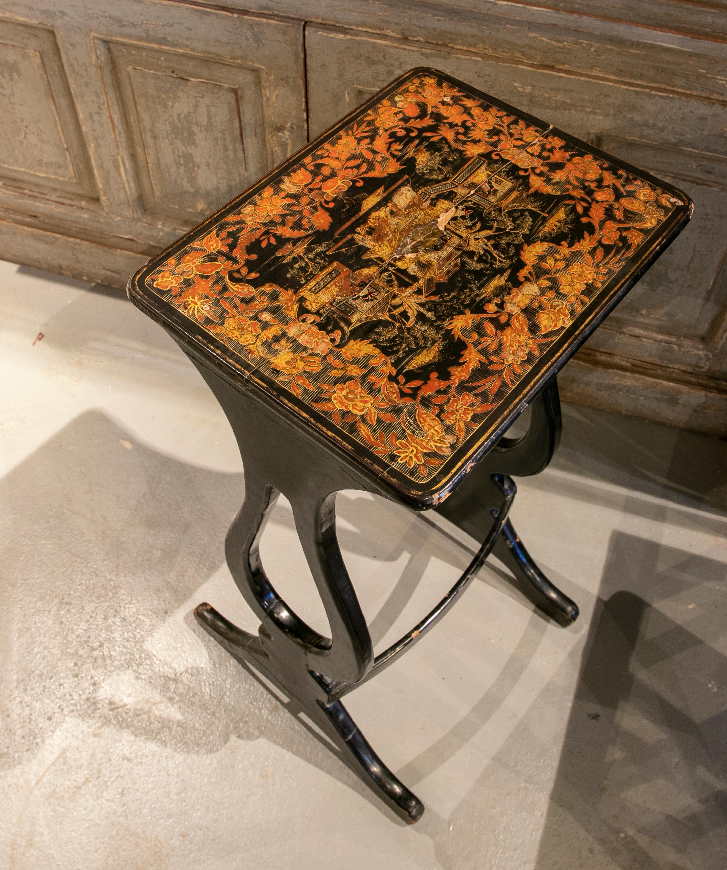 1950s Chinoiserie Style Lacquered Wooden Sidetable For Sale 7