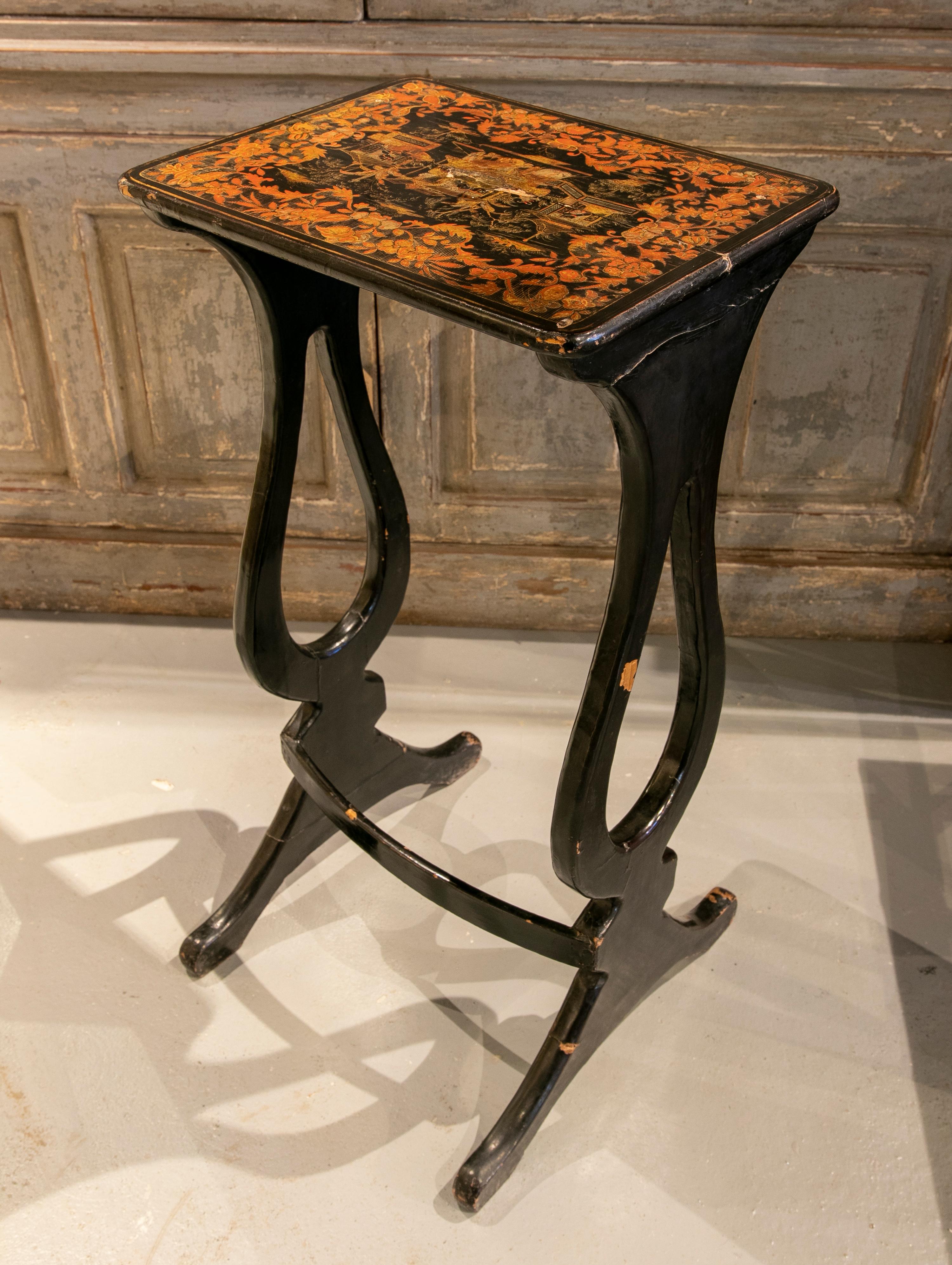 1950s Chinoiserie Style Lacquered Wooden Sidetable For Sale 1