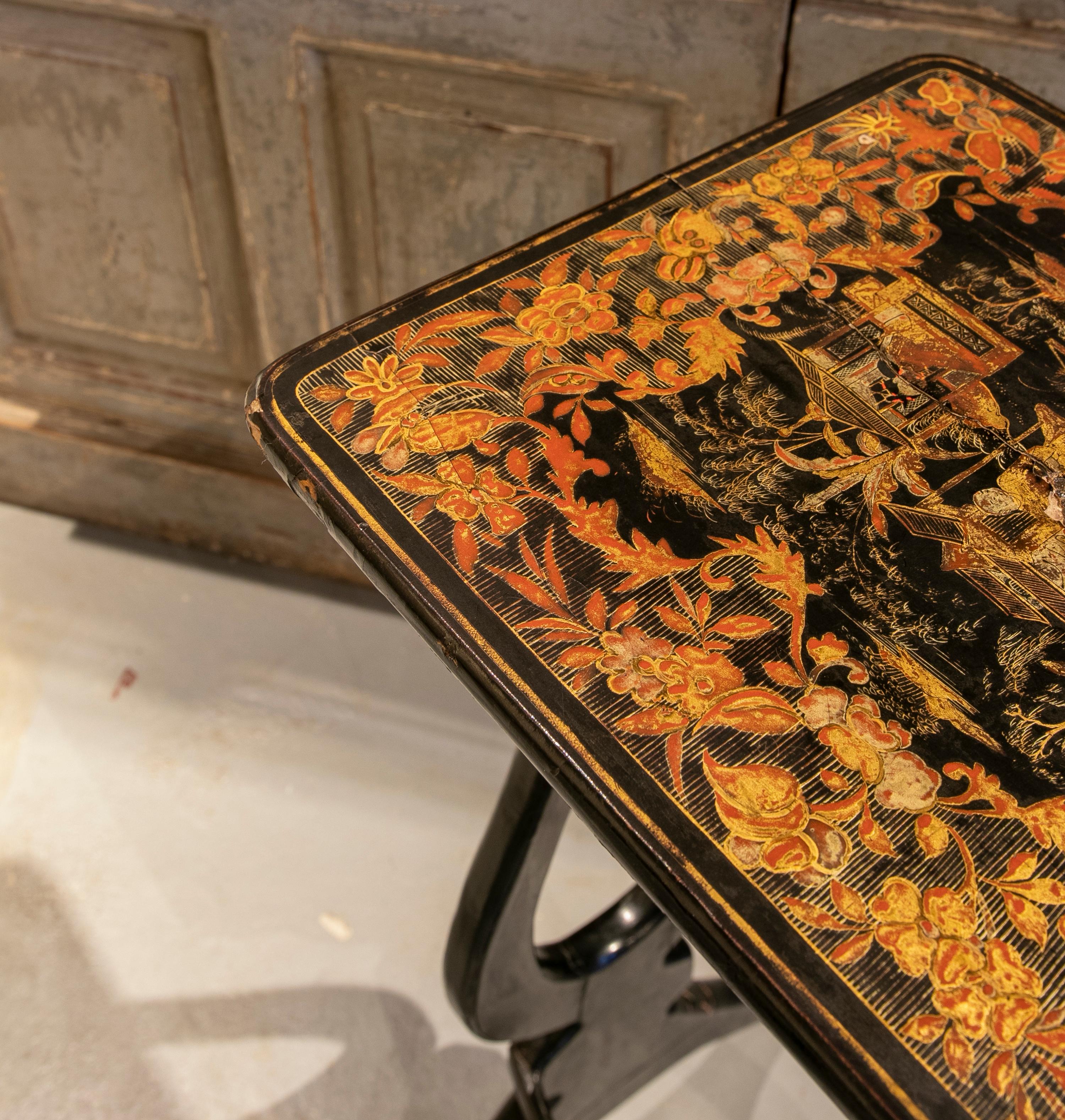 1950s Chinoiserie Style Lacquered Wooden Sidetable For Sale 2