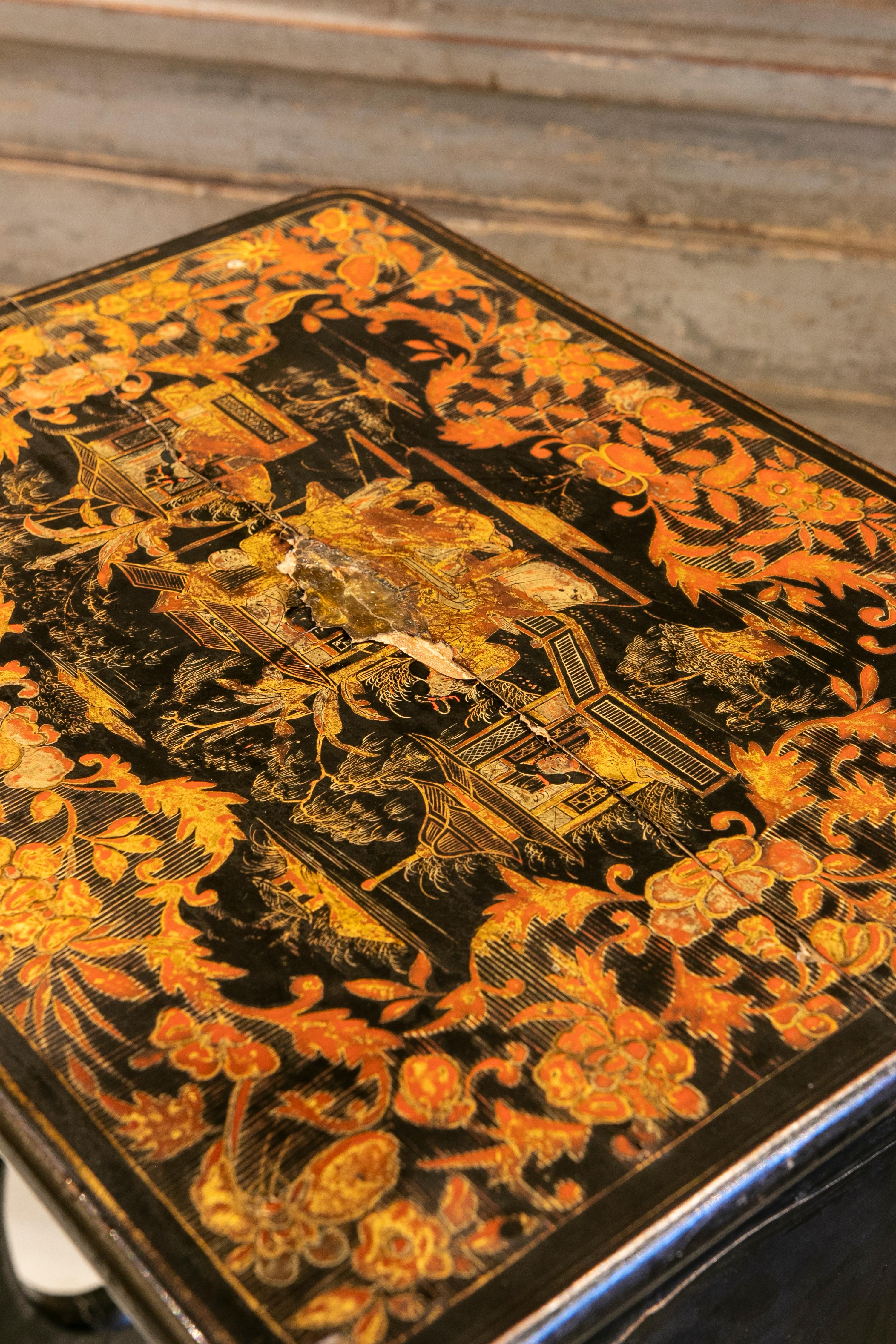 1950s Chinoiserie Style Lacquered Wooden Sidetable For Sale 3