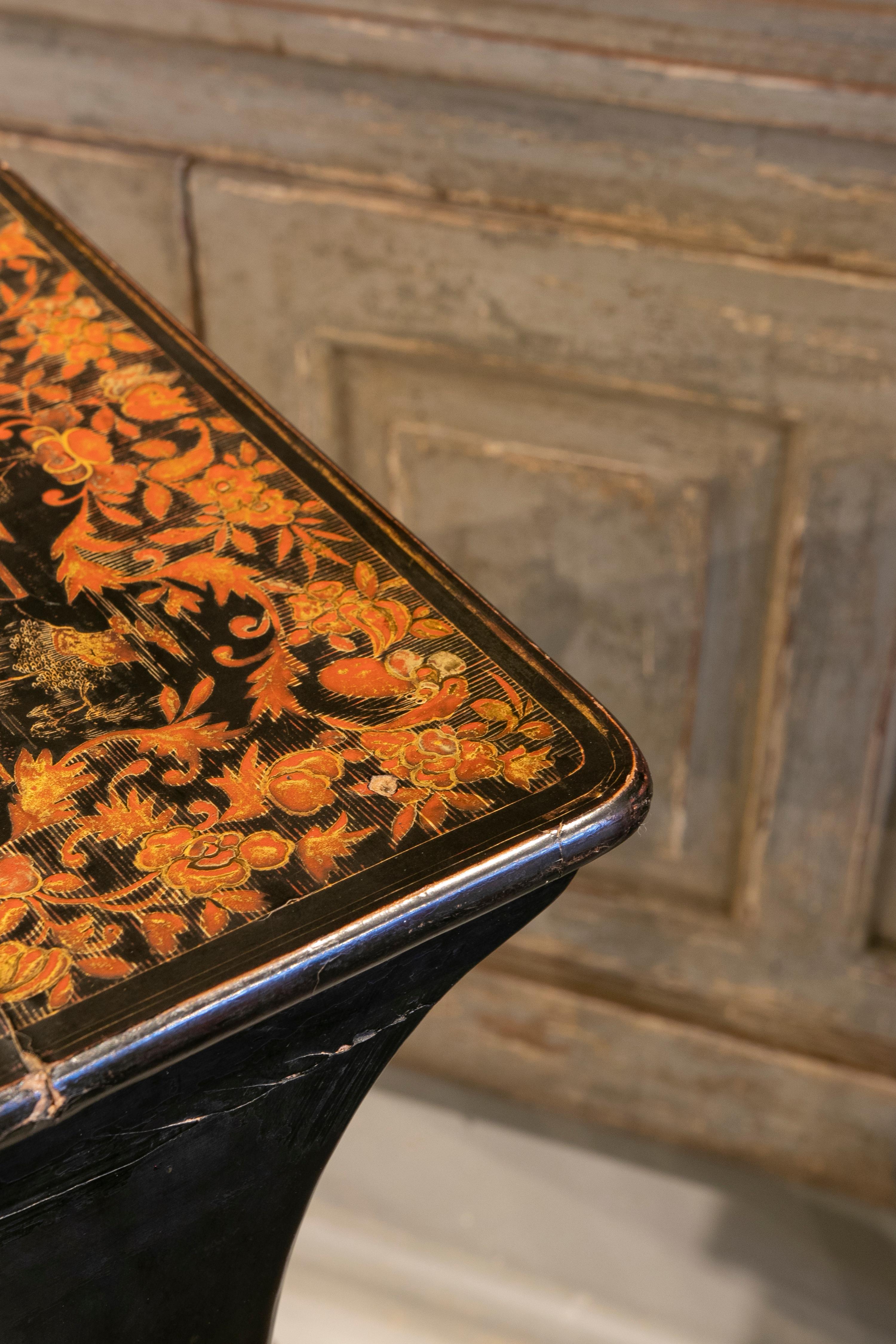 1950s Chinoiserie Style Lacquered Wooden Sidetable For Sale 4