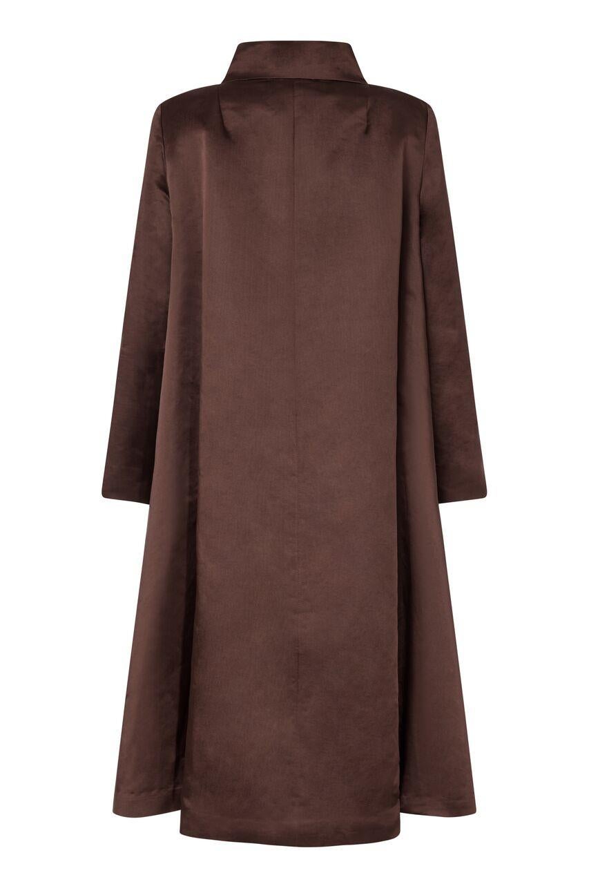 This stylish 1950s chocolate brown silk swing coat is smart, chic and in beautiful vintage condition. A high round neckline and neatly tailored shoulders give way to a luxurious volume of rich brown fabric flaring out from beneath the bust. The