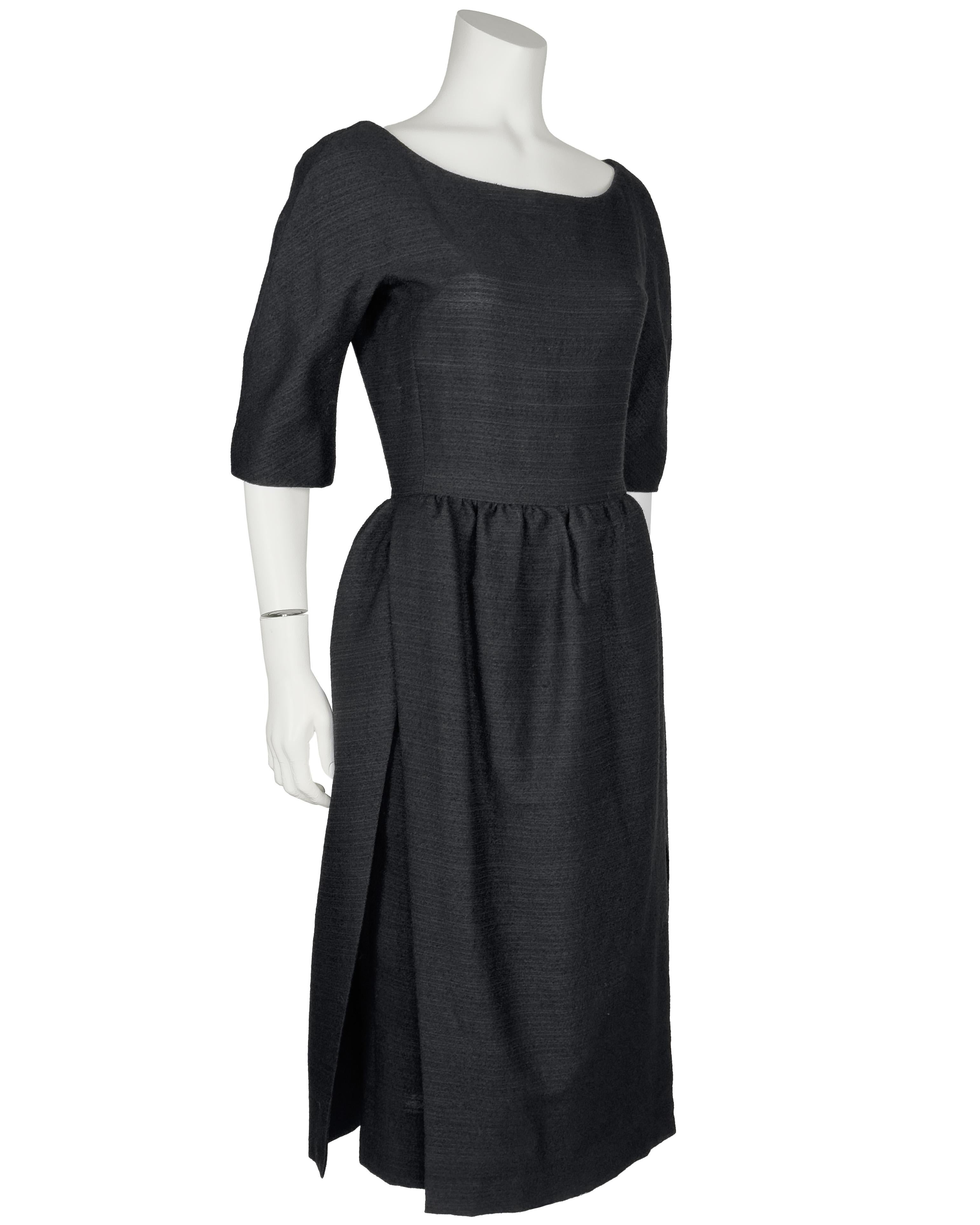Christian Dior London 1950's Demi Couture vestido de cena negro con delantal delantero con la etiqueta original de Dior aún intacta, lo que indica que este vestido nunca se usó. Lana negra de tejido diagonal ligero (posible mezcla de algodón) manga