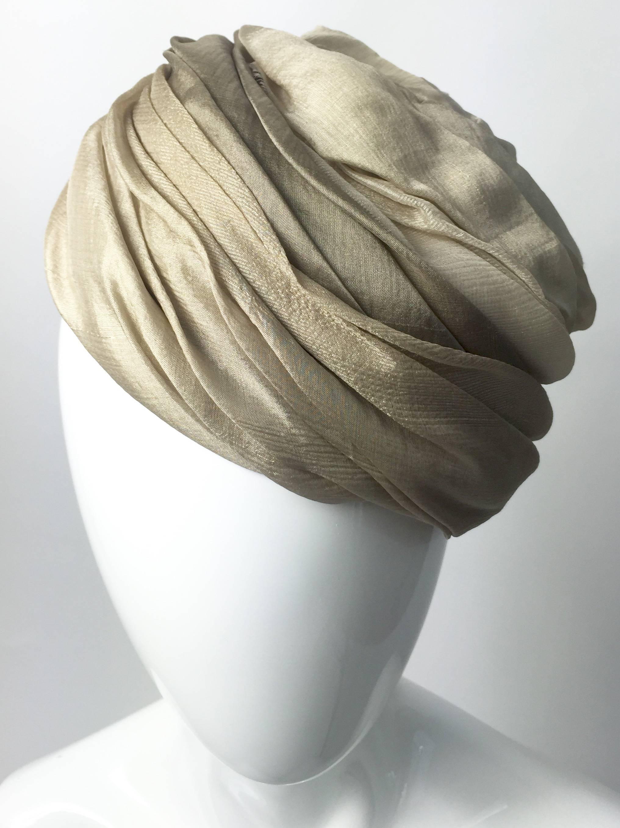  1950er Christian Dior Drapierte Kommode  und plissierte Seide  Ombre Beigefarbener Turban-Hut  im Angebot 3