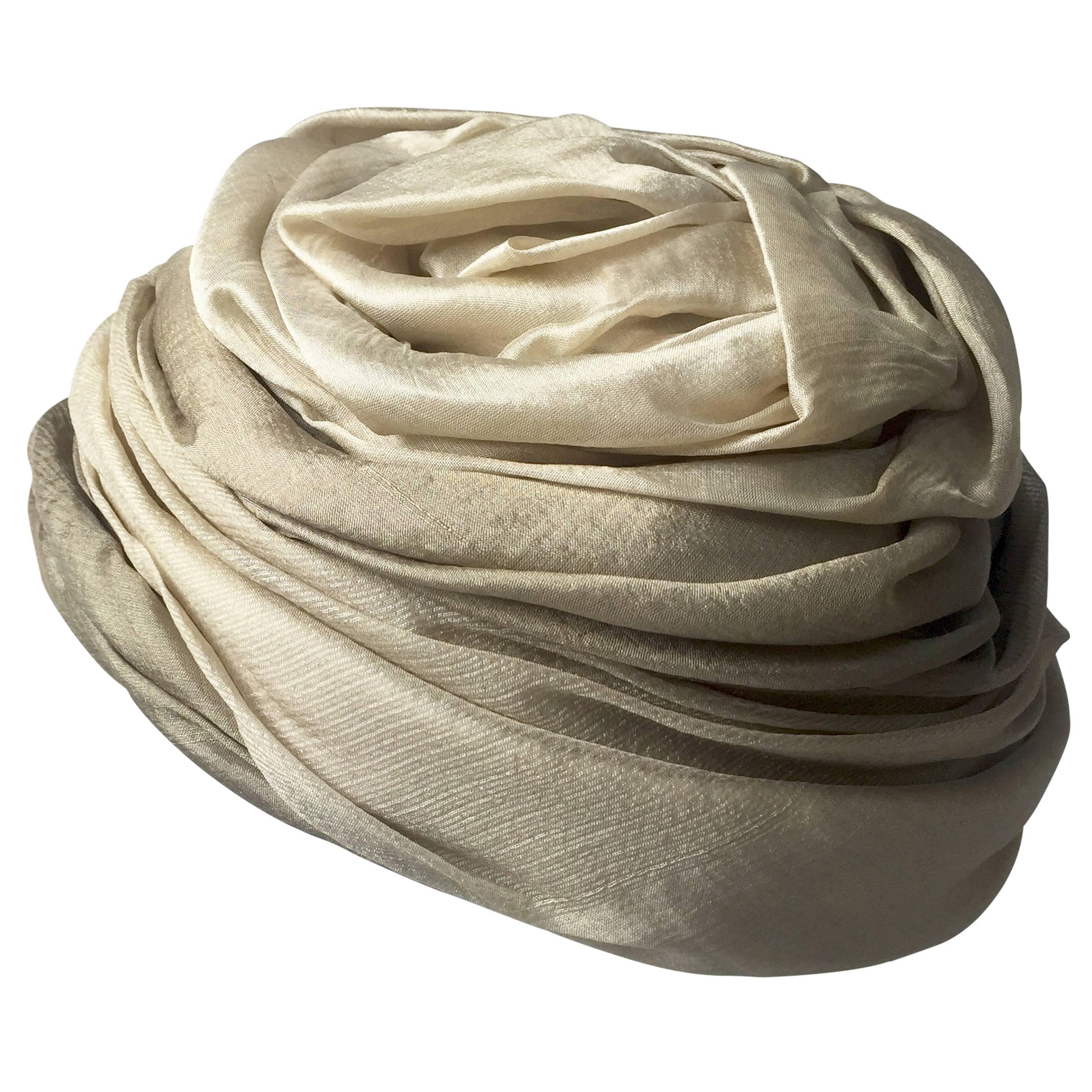  1950er Christian Dior Drapierte Kommode  und plissierte Seide  Ombre Beigefarbener Turban-Hut  im Angebot