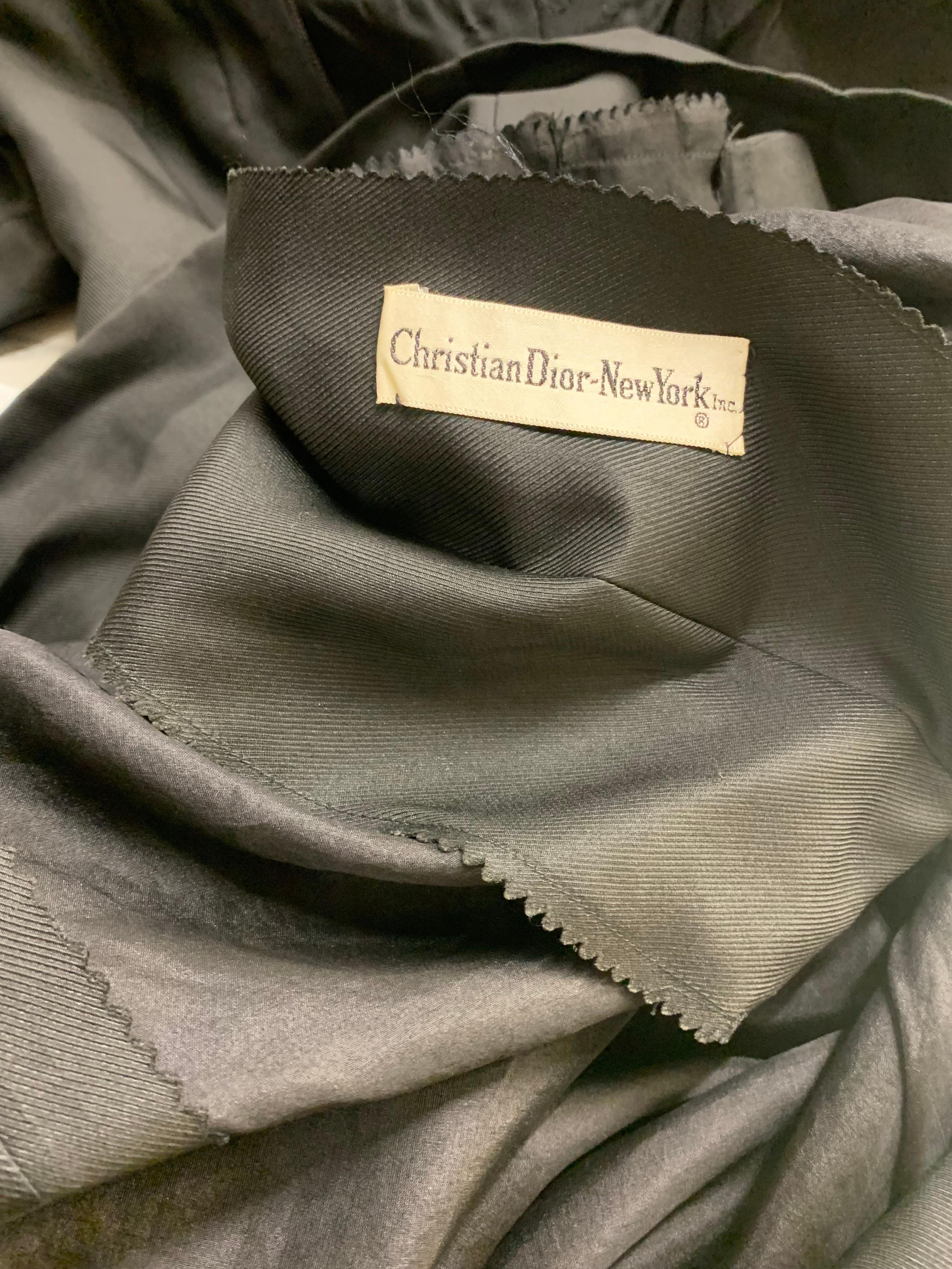 1950er Christian Dior Kleines Schwarzes Kleid mit versteckter Brustlinie und fester Taille  im Angebot 11