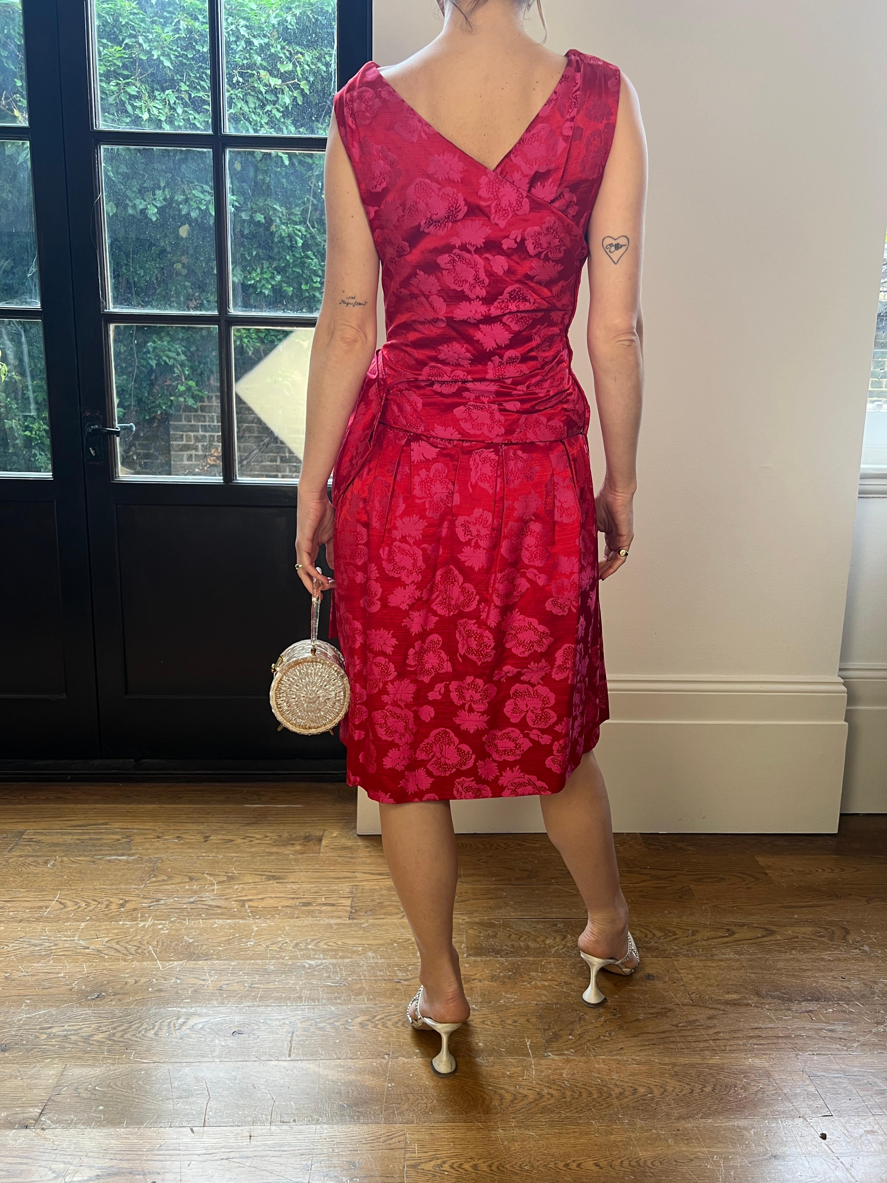 Vestido de Damasco de Seda Rosa Christian Dior París de los años 50 en venta 6