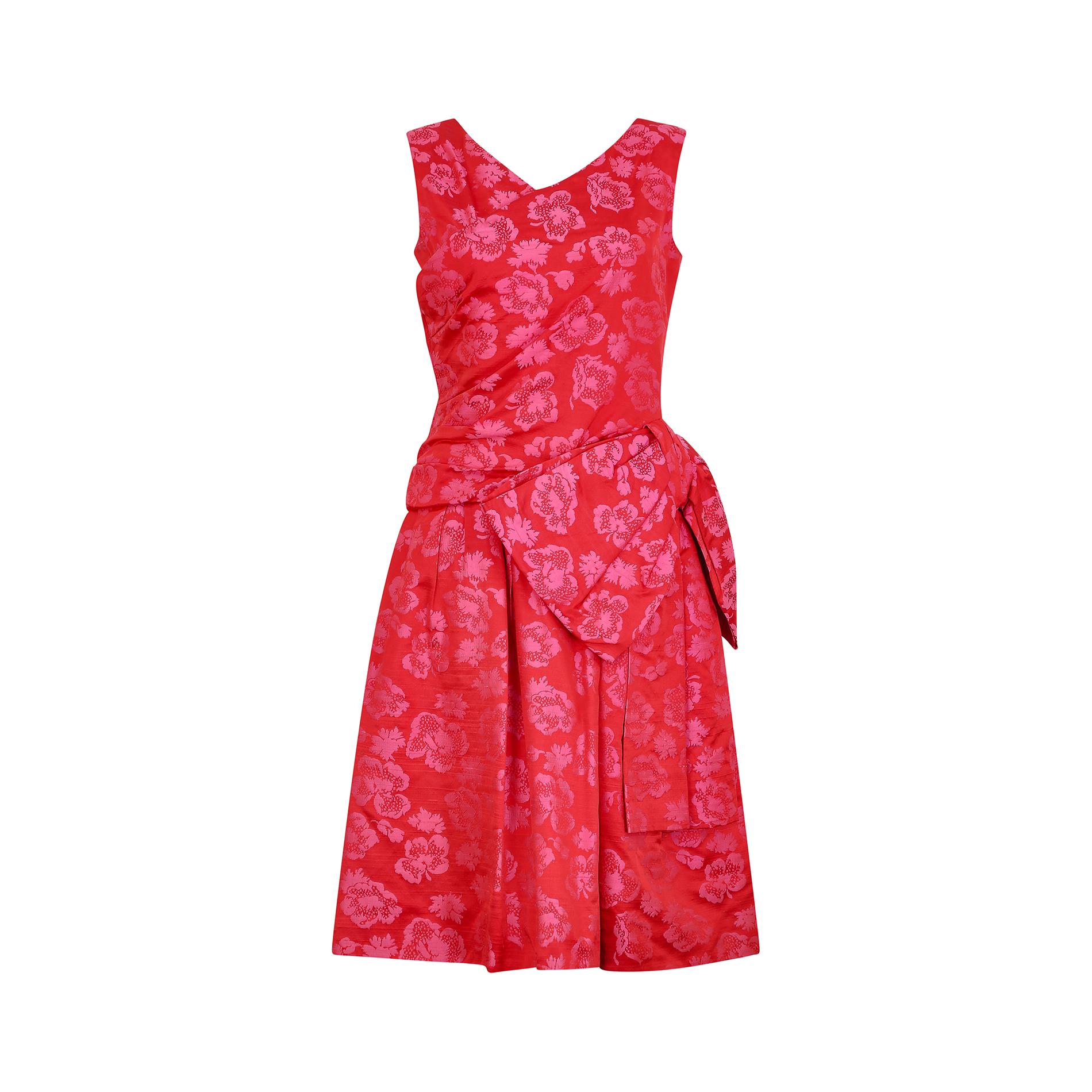 Este vestido es un extraordinario ejemplar de confección parisina de los primeros tiempos de la casa Christian Dior y hemos tenido la suerte de manejar este mismo vestido dos veces en los últimos 20 años.  Está tan bien hecha que estos ejemplos se