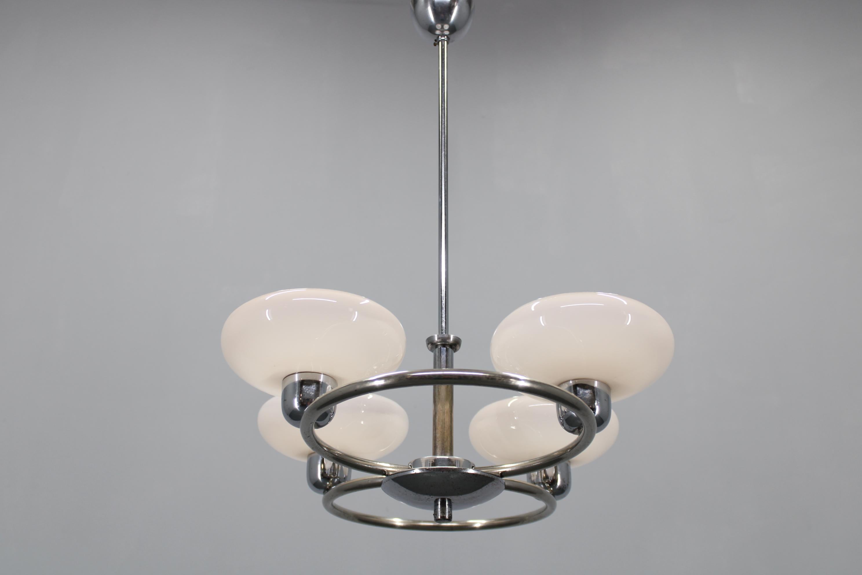 - Pulito e ricablato
- 4x, lampadina E26-E27
- Compatibile con il cablaggio degli Stati Uniti
- Piccoli segni d'uso 