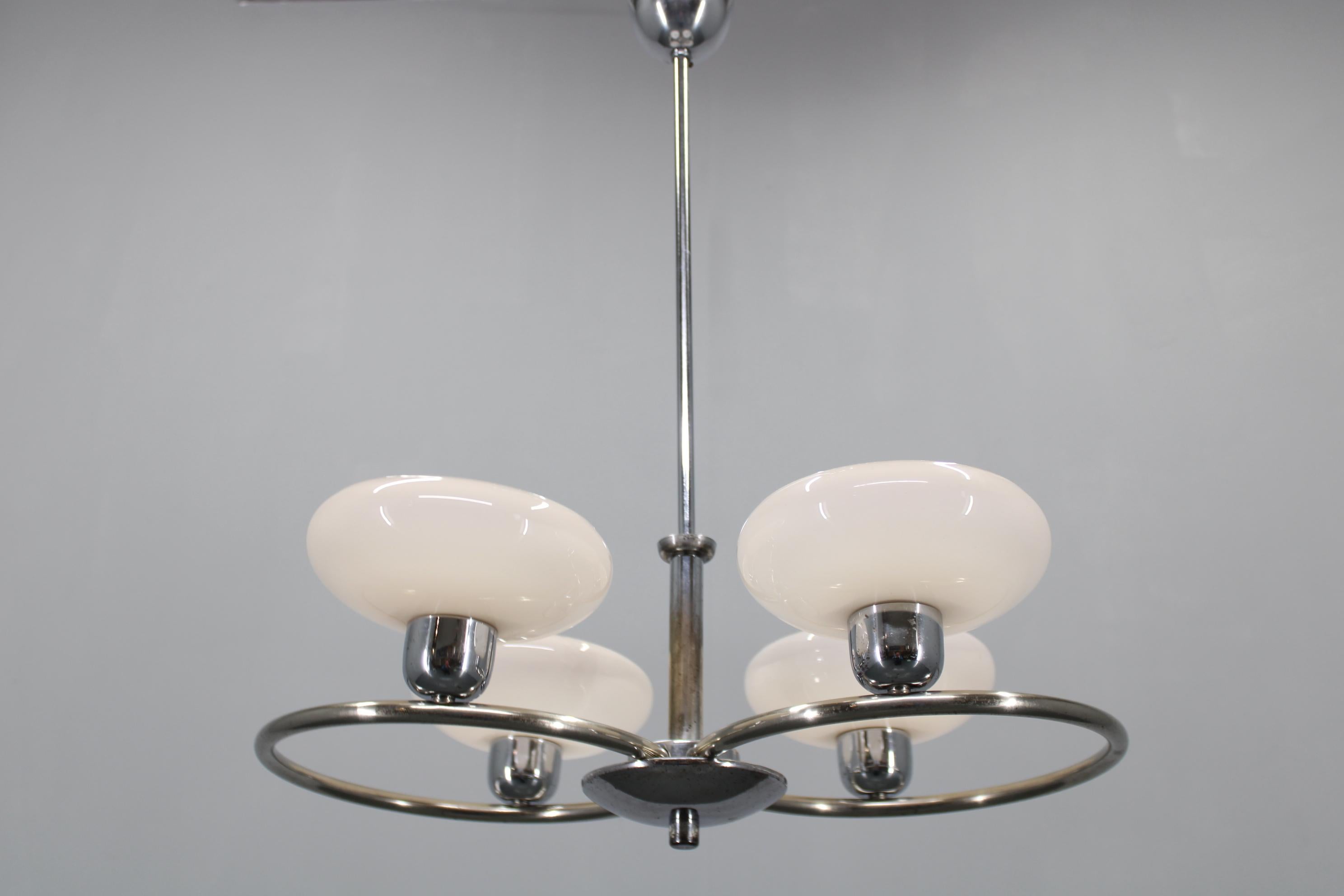 Mid-Century moderno Lampadario in vetro e cromo degli anni '50 di Drukov, Cecoslovacchia in vendita
