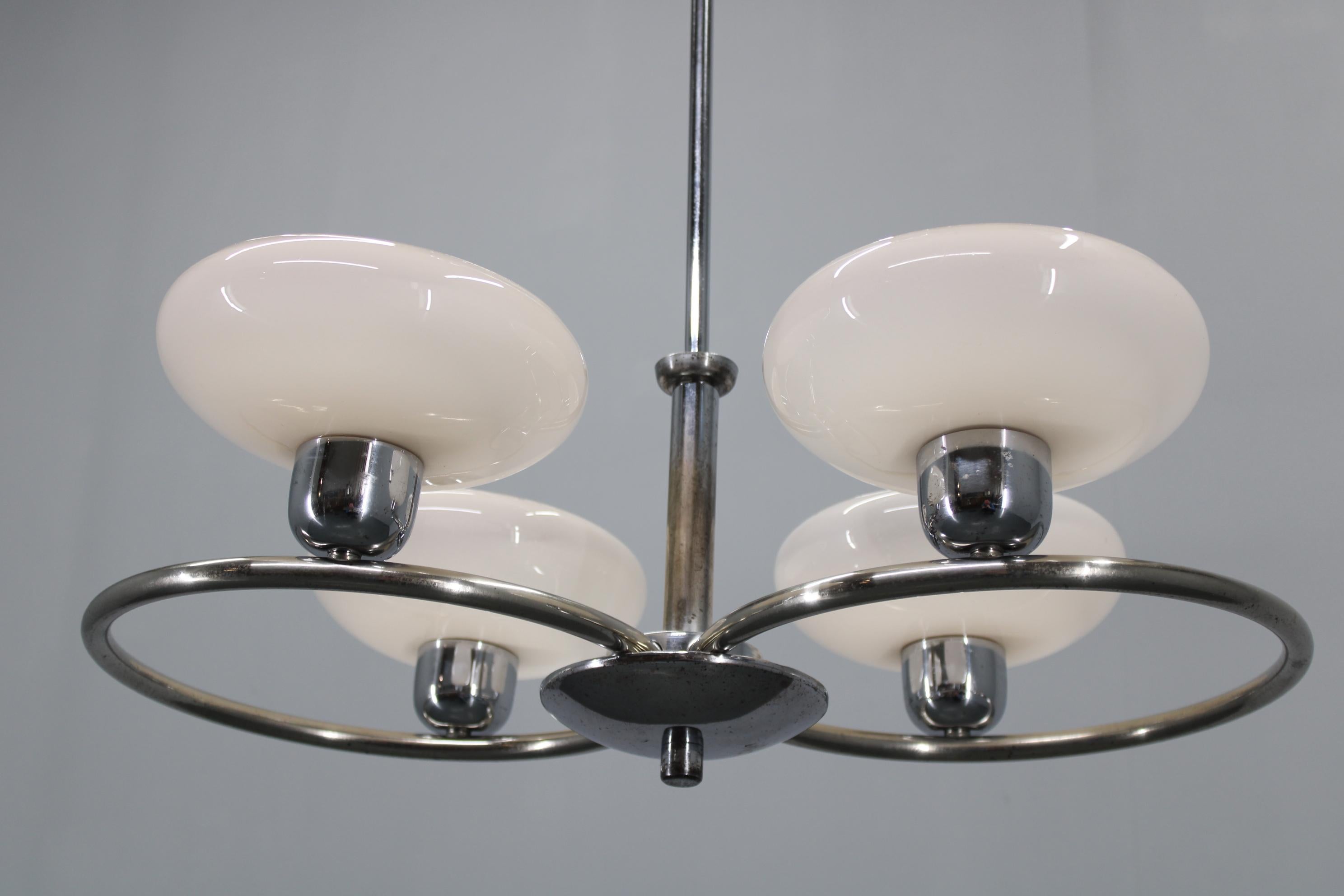 Lampadario in vetro e cromo degli anni '50 di Drukov, Cecoslovacchia In condizioni buone in vendita a Praha, CZ