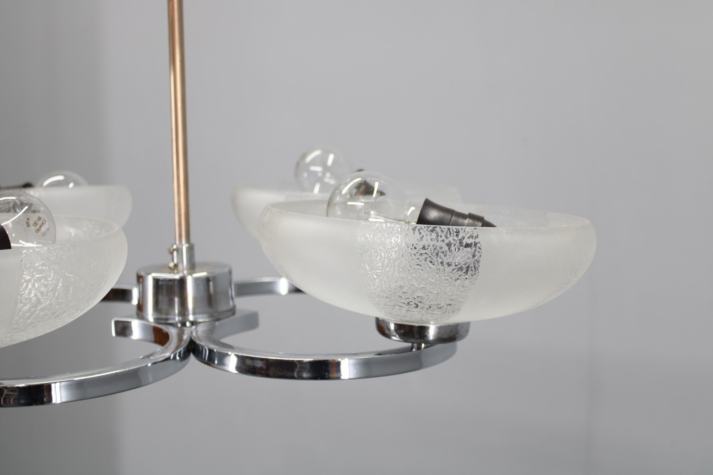 Lampadario in vetro e cromo degli anni '50 di Napako, Cecoslovacchia in vendita 4