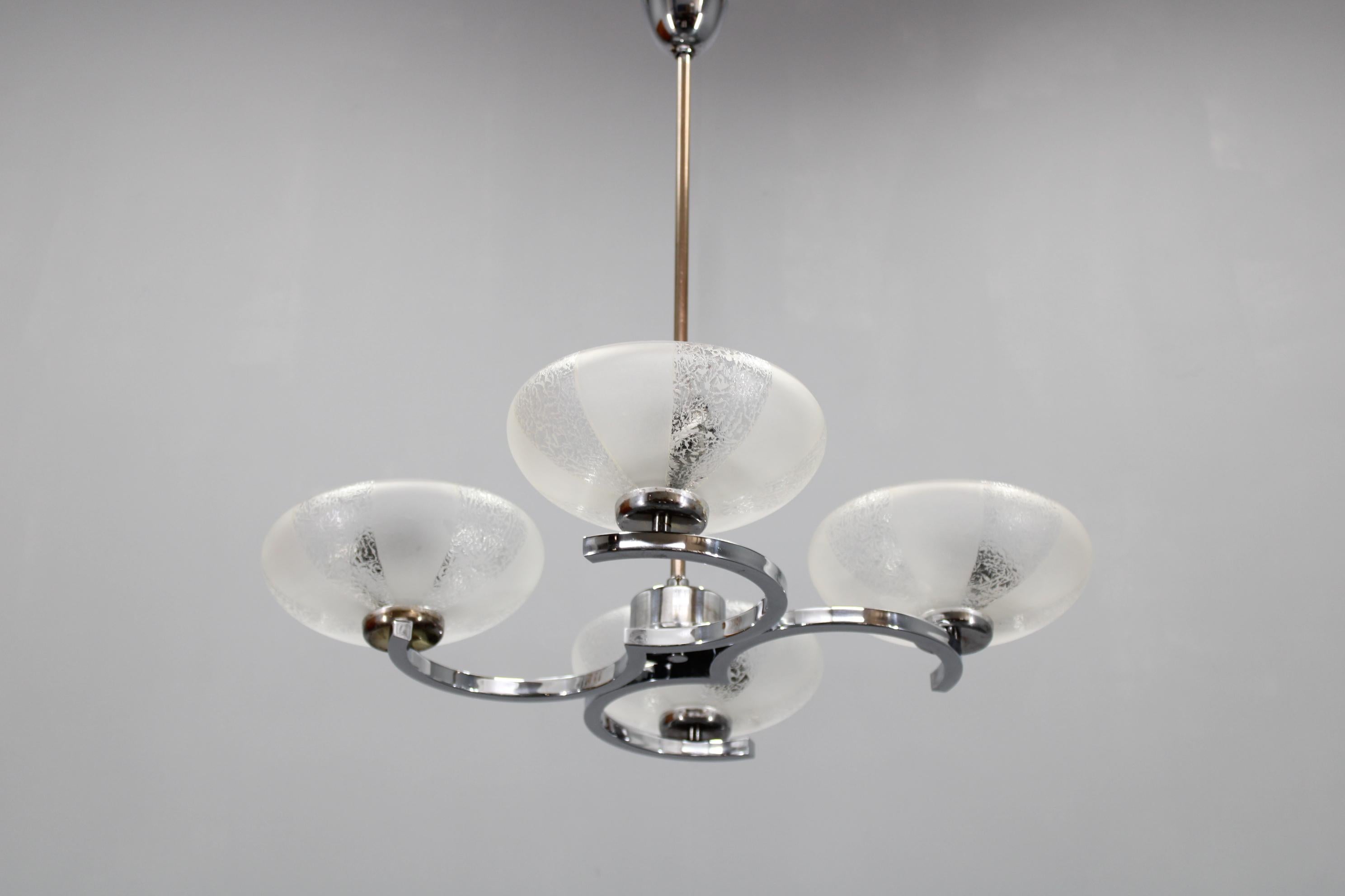 - Pulito e ricablato
- 4x, lampadina E26-E27
- Compatibile con il cablaggio degli Stati Uniti
- Piccoli segni d'uso 