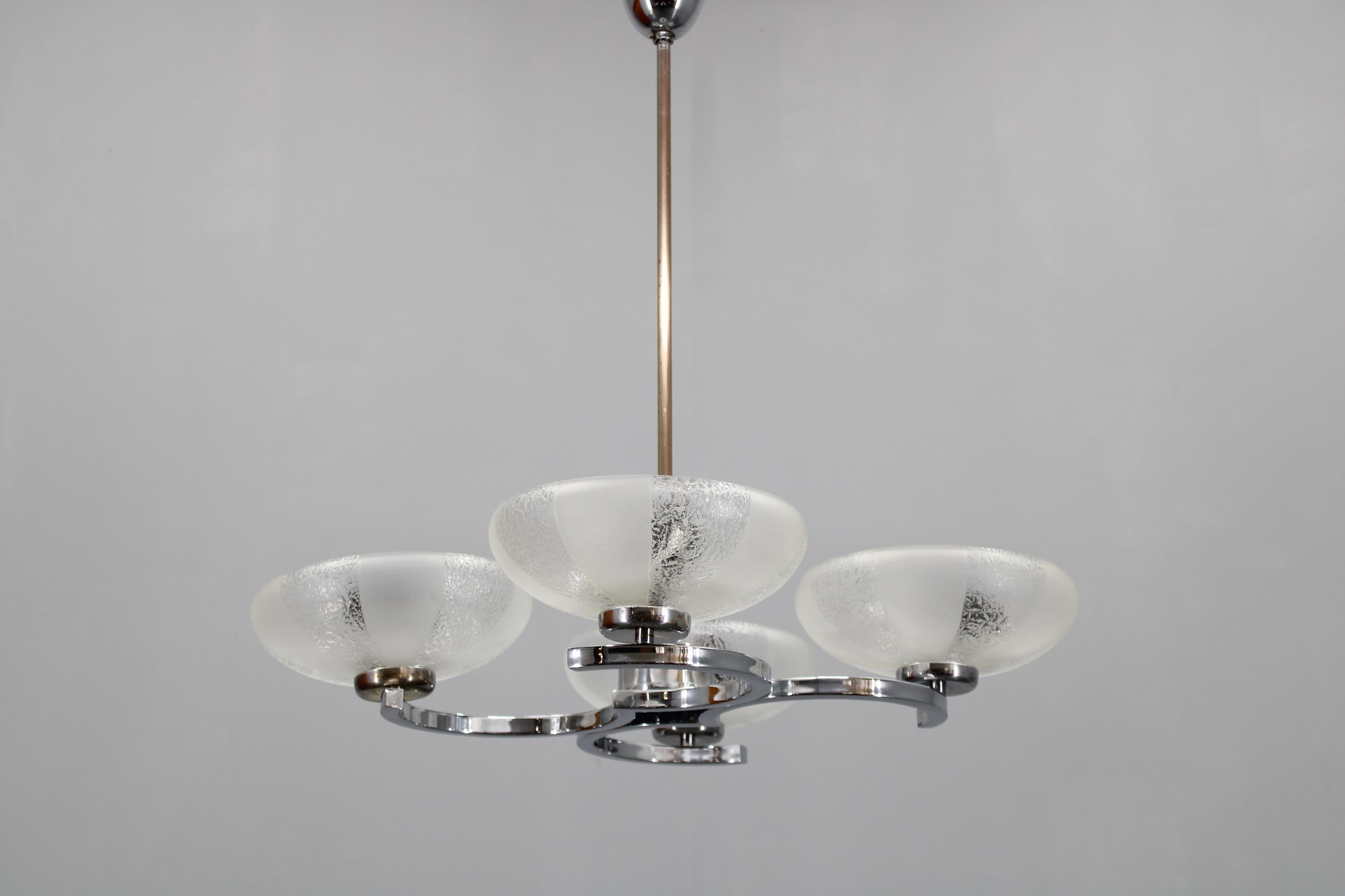 Mid-Century moderno Lampadario in vetro e cromo degli anni '50 di Napako, Cecoslovacchia in vendita