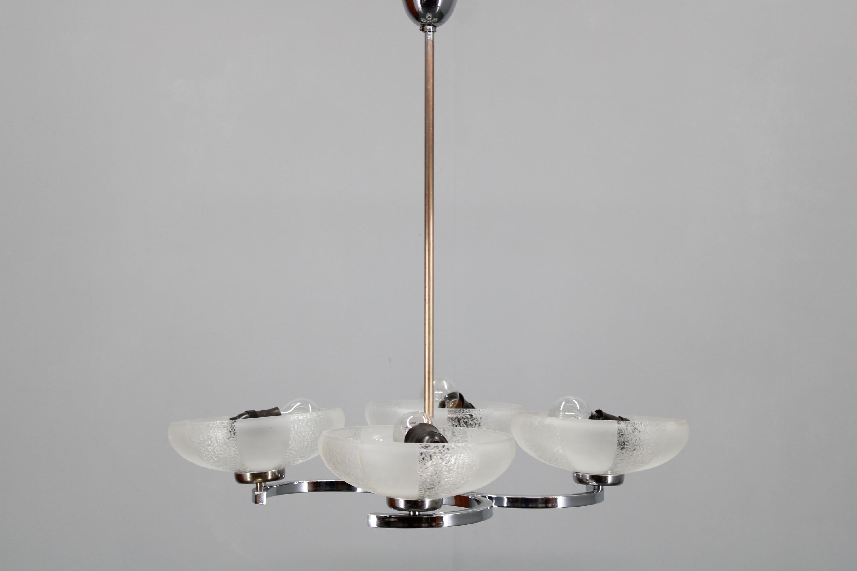 Lampadario in vetro e cromo degli anni '50 di Napako, Cecoslovacchia In condizioni buone in vendita a Praha, CZ