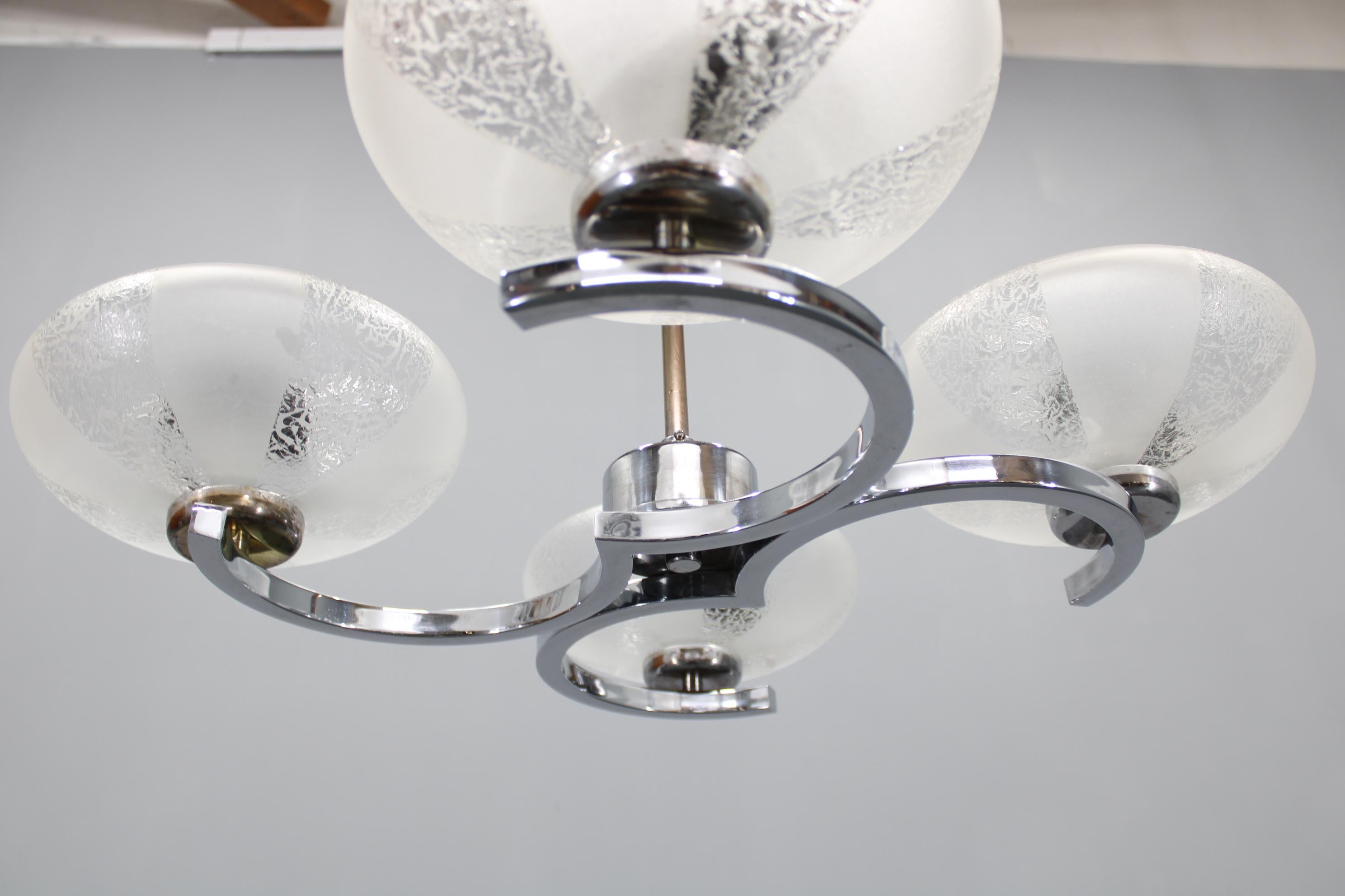 Lampadario in vetro e cromo degli anni '50 di Napako, Cecoslovacchia in vendita 3