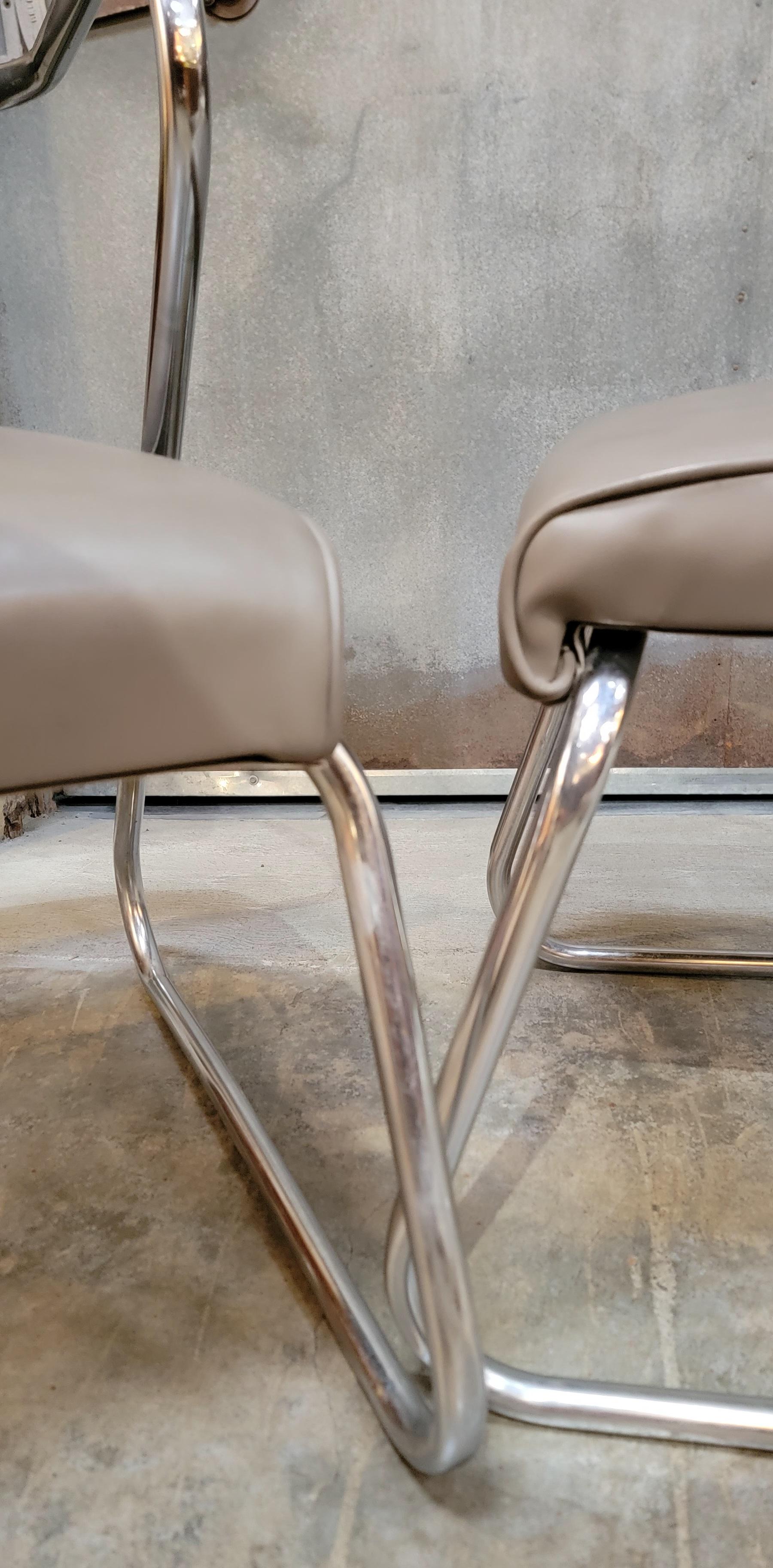 Paire de chaises chromées des années 1950 à la manière de KEM Weber en vente 3