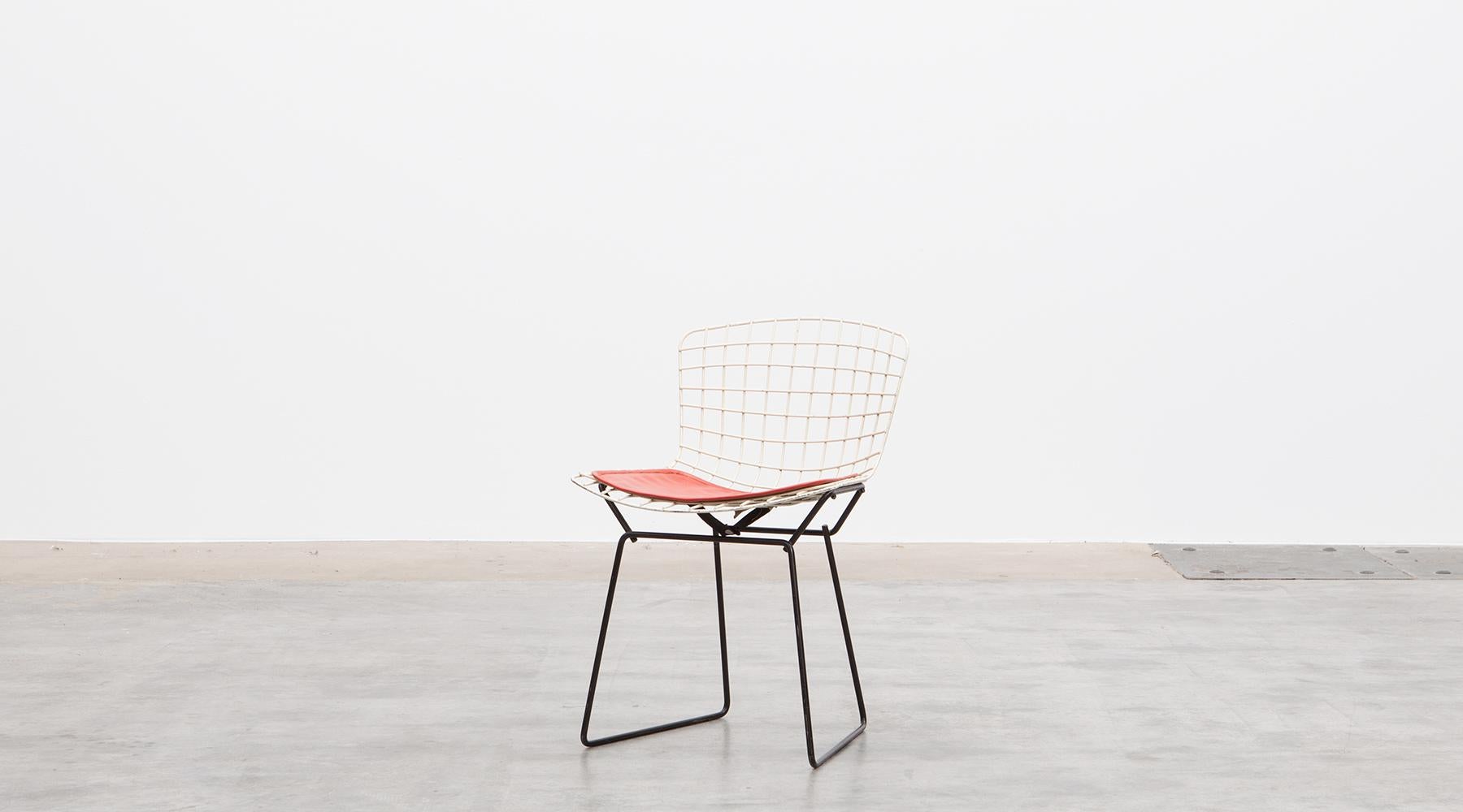 Kids side chair, chrome-plated steel wire by Harry Bertoia, USA, 1952.

Italoamerican Designer Harry Bertoia developed this type of kids' chair from the famous 1952 Bertoia chair series, whose chrome-plated steel wires were reshaped by the weight of