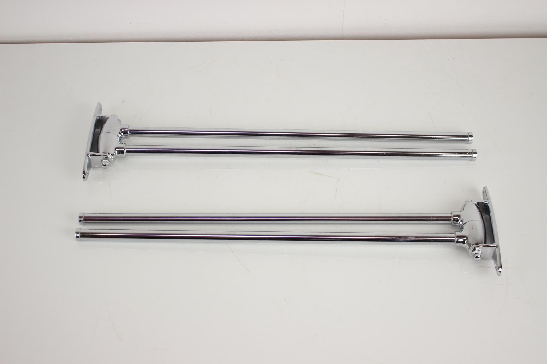 Appendiabiti da parete cromato degli anni '50, prodotto in Cecoslovacchia.
Realizzato in cromo.
Perfettamente funzionante, in condizioni originali.
Ripulito, pulito, pronto per essere utilizzato.
Qualche piccolo segno di usura.