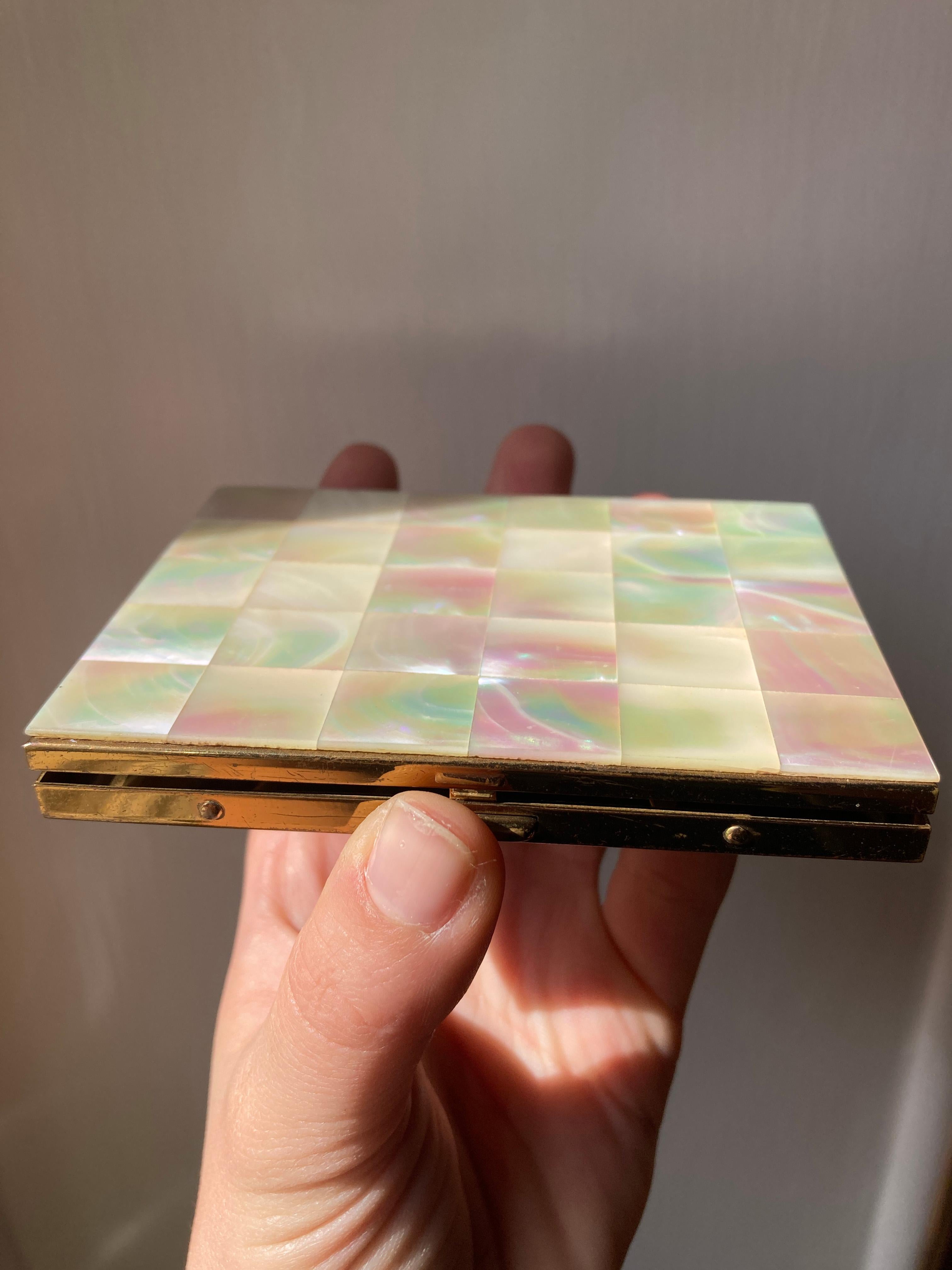 1950s Cigarette Case Mother Of Pearl Cover 18K Gold plated In Good Condition For Sale In Rome, IT