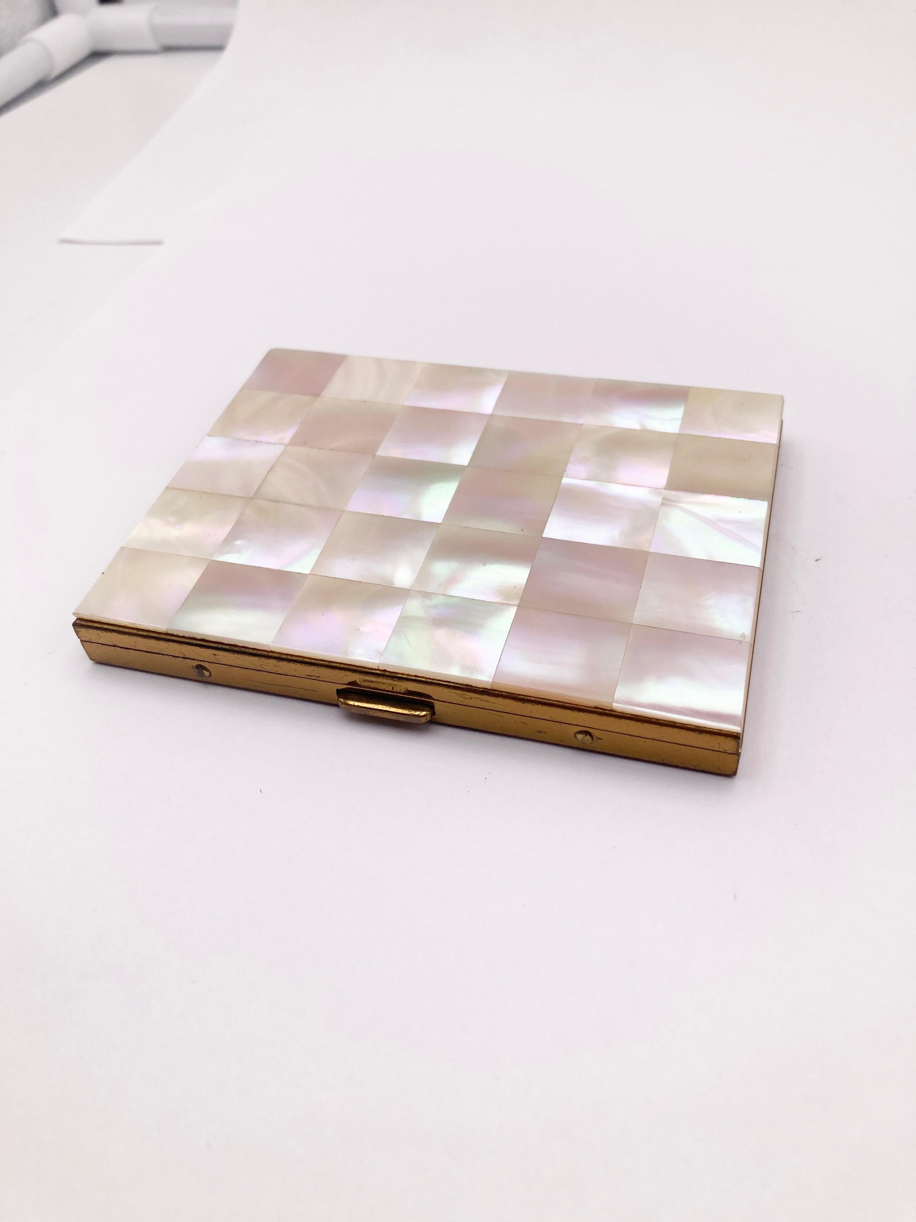 1950s Cigarette Case Mother Of Pearl Cover 18K Gold plated For Sale 2