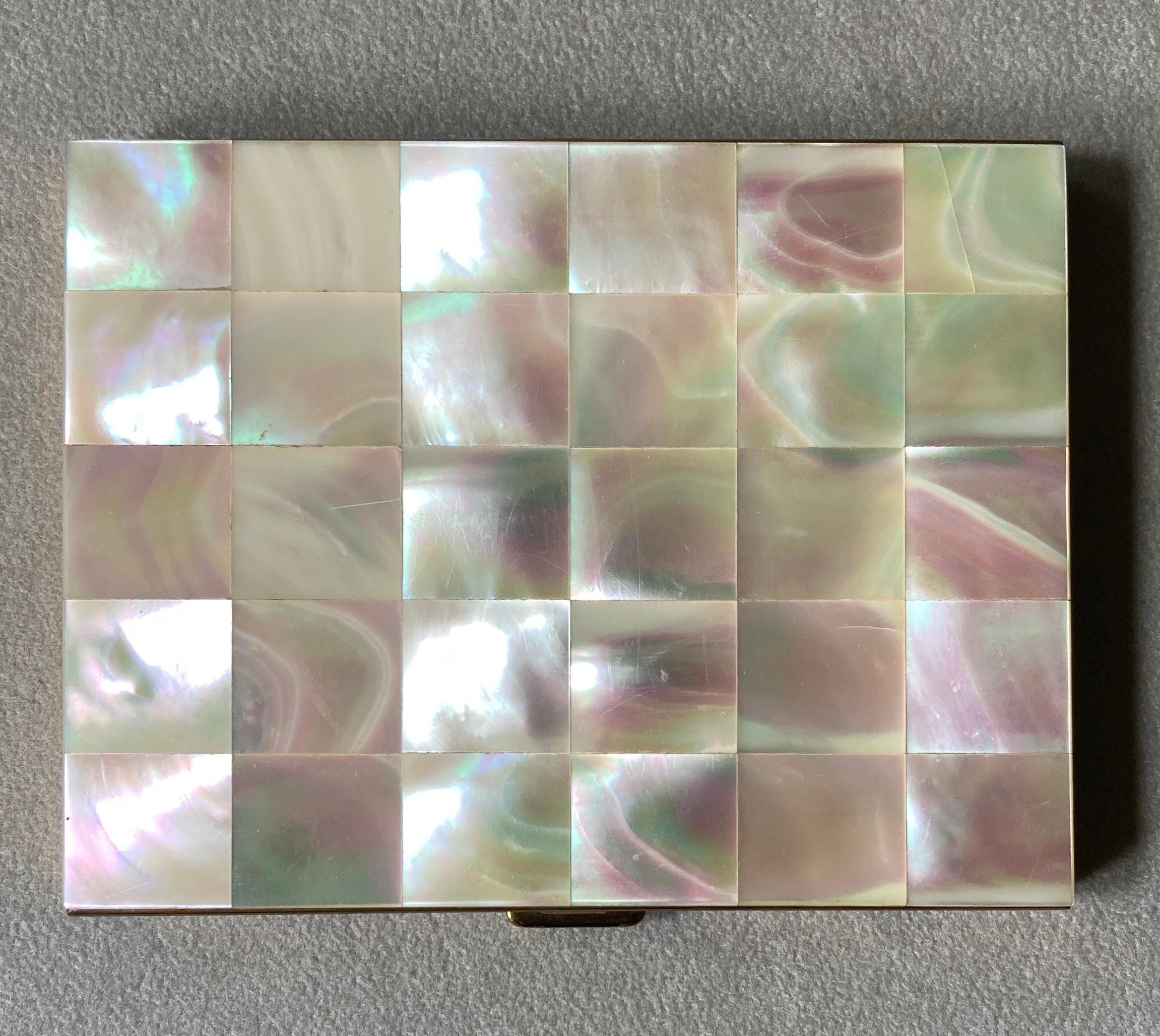 1950s Cigarette Case Mother Of Pearl Cover 18K Gold plated For Sale 3