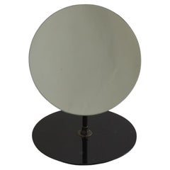Espejo circular ajustable de sombrerería de los años 50 sobre soporte ebonizado negro