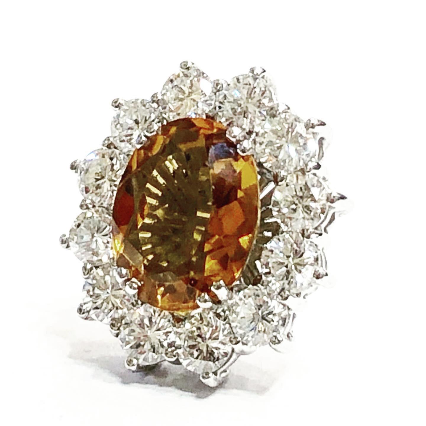 1950s citrine diamonds 18 karat white gold stud cluster earrings
Stud and clutch system.
Condition: Good.
Oval cut citrine.
Brilliant cut diamond frame .
Diamond approximate carat weight: 2.4 carats.
Citrine approximate weight: 5 carats.
Height: 1.7