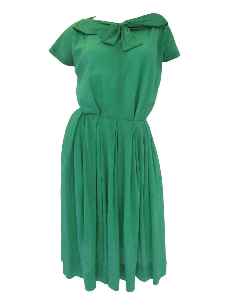 1950's Claire McCardell for Townley Kelly Green Crinkled Viscose Dress For Sale 3