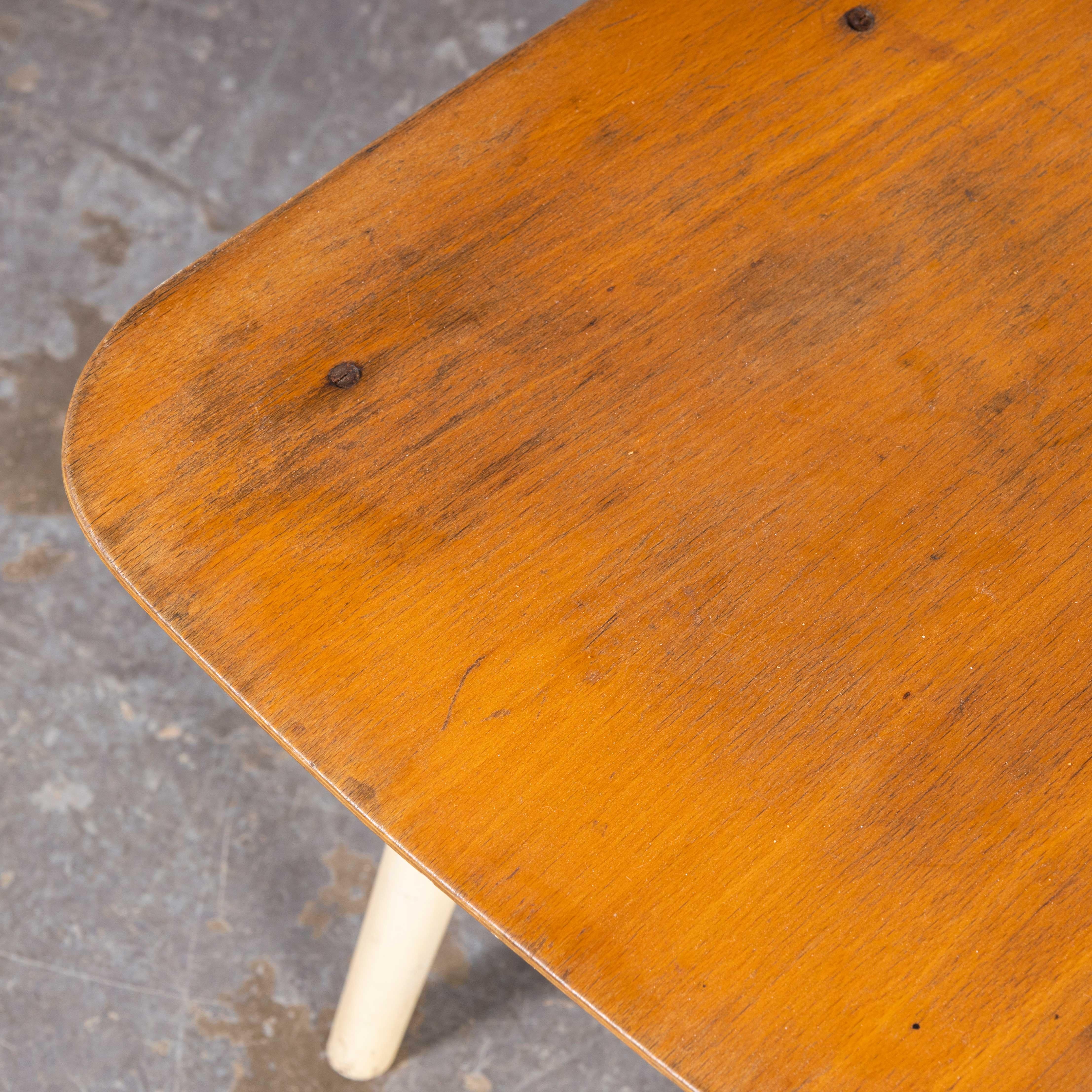 Chaise de salle à manger classique en bois courbé peint des années 1950 par Ton - Ensemble de cinq
Classic Bentwood Painted Shield Dining Chair By Ton - Set Of Five - 1950's. Ces chaises ont été produites en volume par la célèbre entreprise tchèque