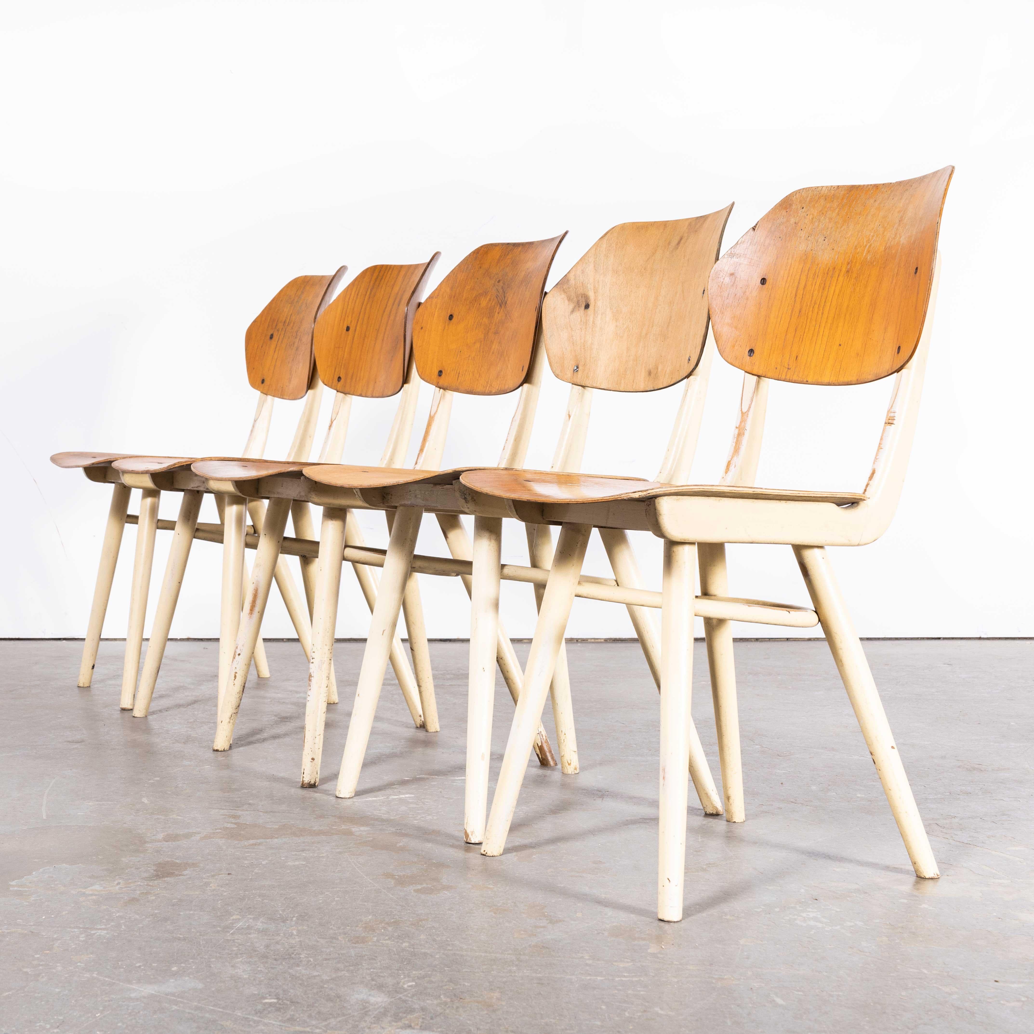 Milieu du XXe siècle Classic Bentwood Painted Shield Dining Chair By Ton - Set Of Five - 1950's en vente