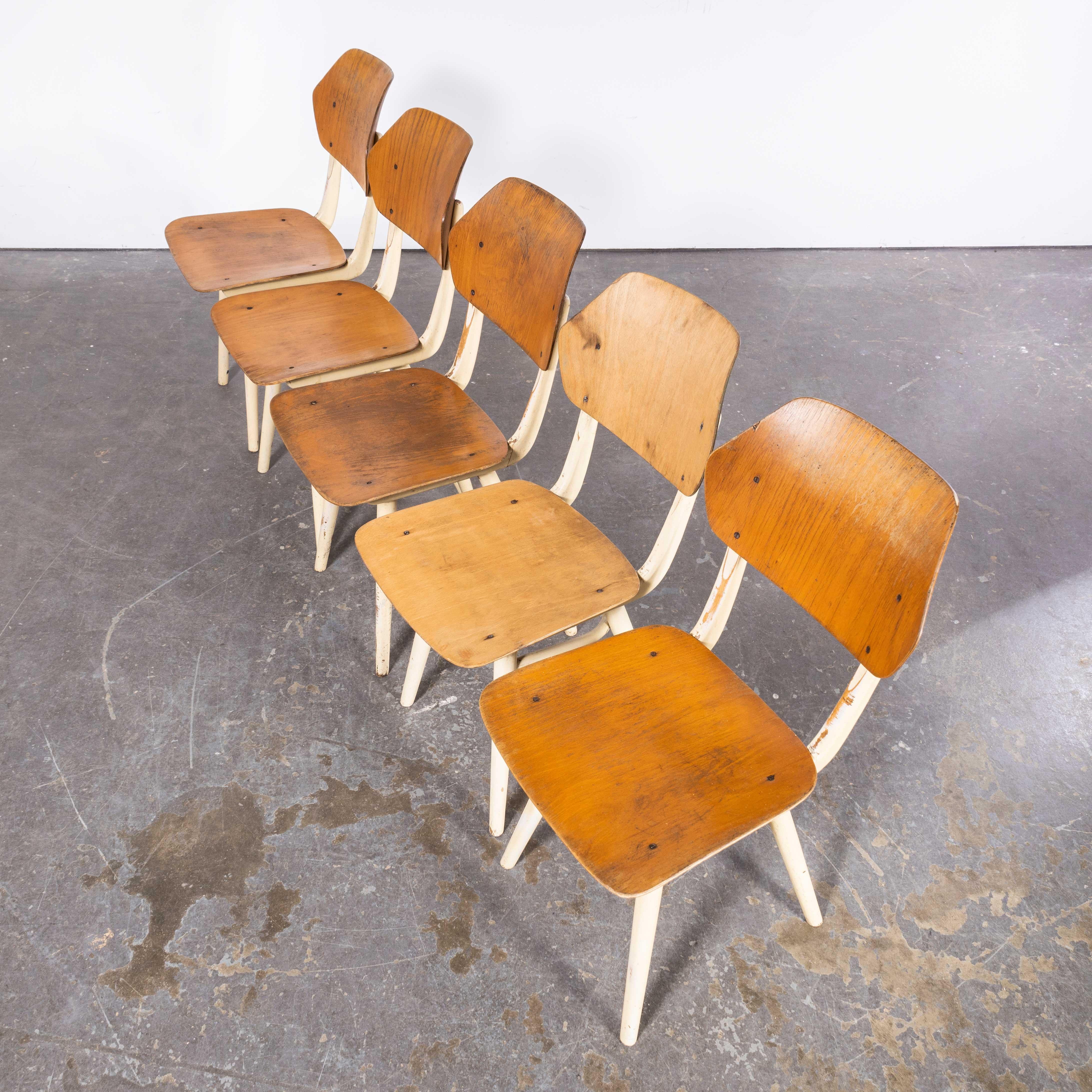 Bois cintré Classic Bentwood Painted Shield Dining Chair By Ton - Set Of Five - 1950's en vente