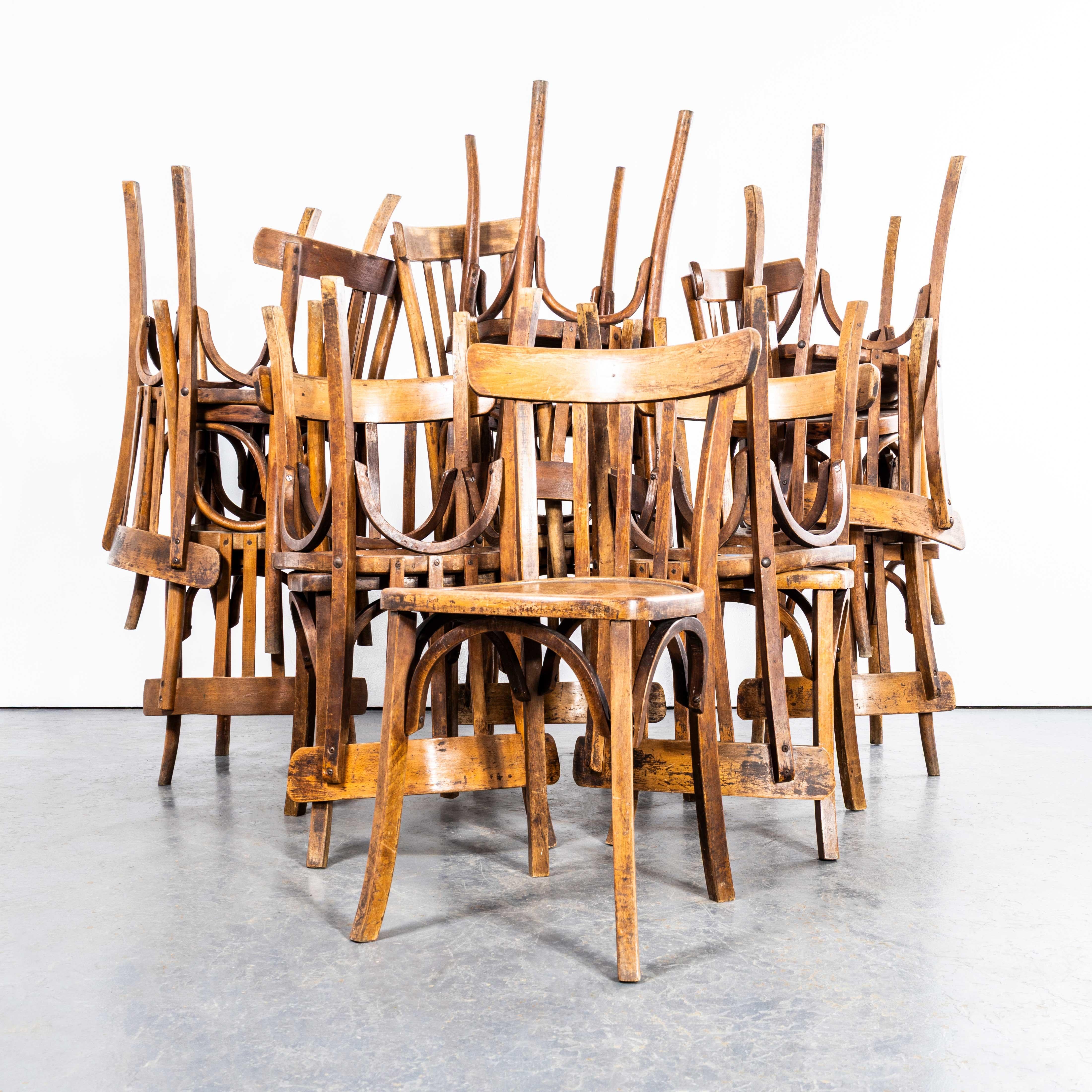 Sillas de comedor clásicas de madera curvada con borde cuadrado tipo Bistro de los años 50. 

El proceso de curvar haya con vapor para crear sillas elegantes fue descubierto y desarrollado por Thonet, pero cuando sus patentes expiraron en 1869